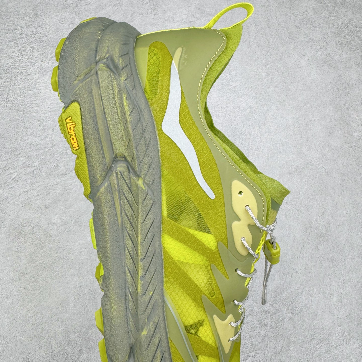 图片[6]-＃特价福利 Satisfy x HOKA ONE ONE 百搭简约防滑耐磨低帮跑步鞋 联名配色 球鞋继承了HOKA的经典越野鞋型MAFATE SPEED 4的设计，更在此基础上进行了创新和提升，使得它既适合户外越野跑，又充满了时尚潮流的元素。它的半透明鞋面设计，不仅让鞋身看起来更加轻便，而且提供了良好的透气性。而保护性的防撕裂尼龙面料，则确保了在复杂地形中的耐用性。这样的设计，让人在享受奔跑的同时，也能感受到鞋底带来的舒适。双层ProFly™中底的使用，是这款鞋的另一个亮点。这种中底材质，提供了卓越的缓震性能，无论是在崎岖的山路上，还是在平坦的道路上，都能给跑者带来稳定的支撑。而VIBRAM MEGAGRIP®及LITEBASE®大底的搭载，更是让这款鞋在保持高抓地力的同时，减轻了鞋底的重量，使得每一步跑动都轻盈如飞。尺码：36 36.5 37.5 38 38.5 39 40 40.5 41 42 42.5 43 44 45-选品中心