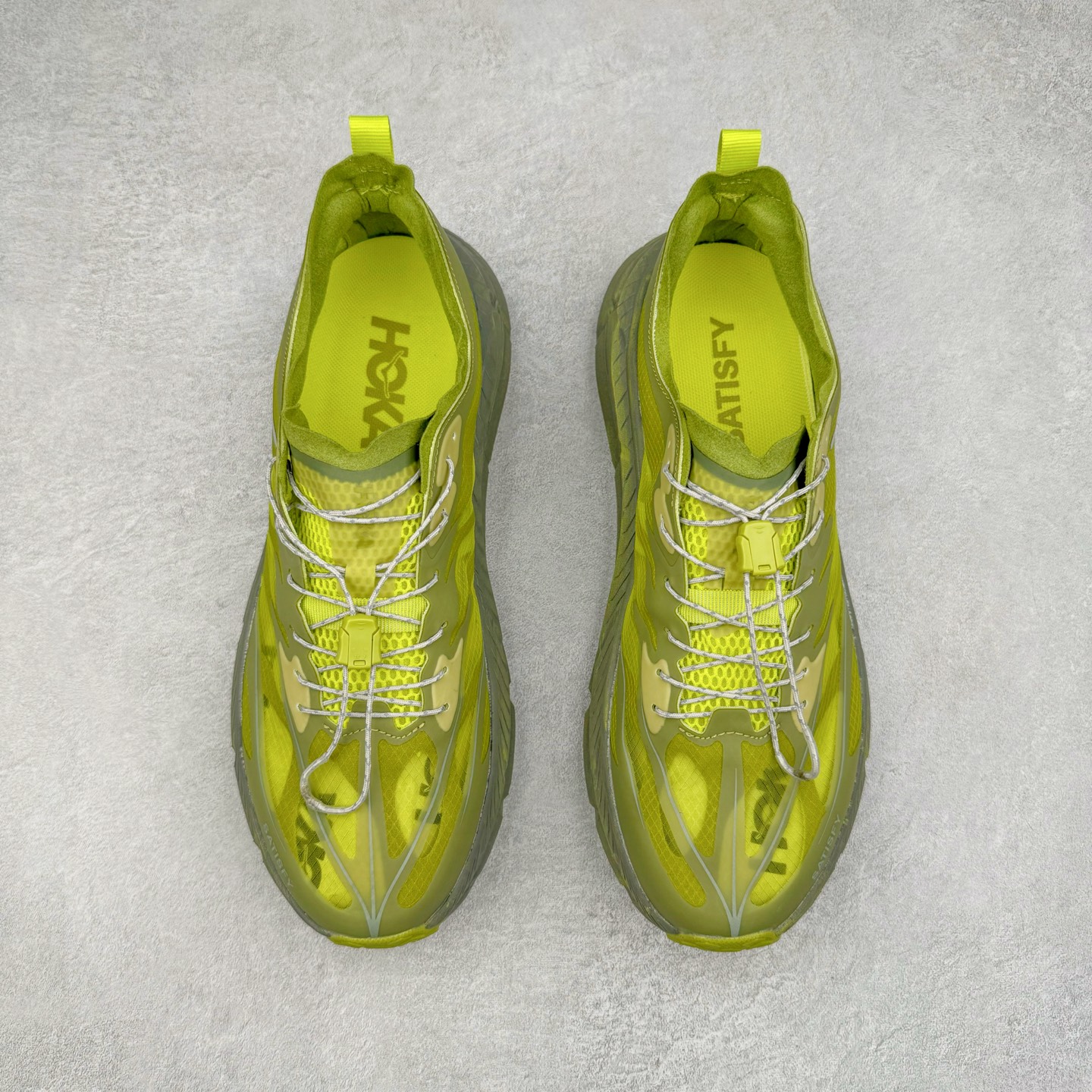 图片[2]-＃特价福利 Satisfy x HOKA ONE ONE 百搭简约防滑耐磨低帮跑步鞋 联名配色 球鞋继承了HOKA的经典越野鞋型MAFATE SPEED 4的设计，更在此基础上进行了创新和提升，使得它既适合户外越野跑，又充满了时尚潮流的元素。它的半透明鞋面设计，不仅让鞋身看起来更加轻便，而且提供了良好的透气性。而保护性的防撕裂尼龙面料，则确保了在复杂地形中的耐用性。这样的设计，让人在享受奔跑的同时，也能感受到鞋底带来的舒适。双层ProFly™中底的使用，是这款鞋的另一个亮点。这种中底材质，提供了卓越的缓震性能，无论是在崎岖的山路上，还是在平坦的道路上，都能给跑者带来稳定的支撑。而VIBRAM MEGAGRIP®及LITEBASE®大底的搭载，更是让这款鞋在保持高抓地力的同时，减轻了鞋底的重量，使得每一步跑动都轻盈如飞。尺码：36 36.5 37.5 38 38.5 39 40 40.5 41 42 42.5 43 44 45-选品中心