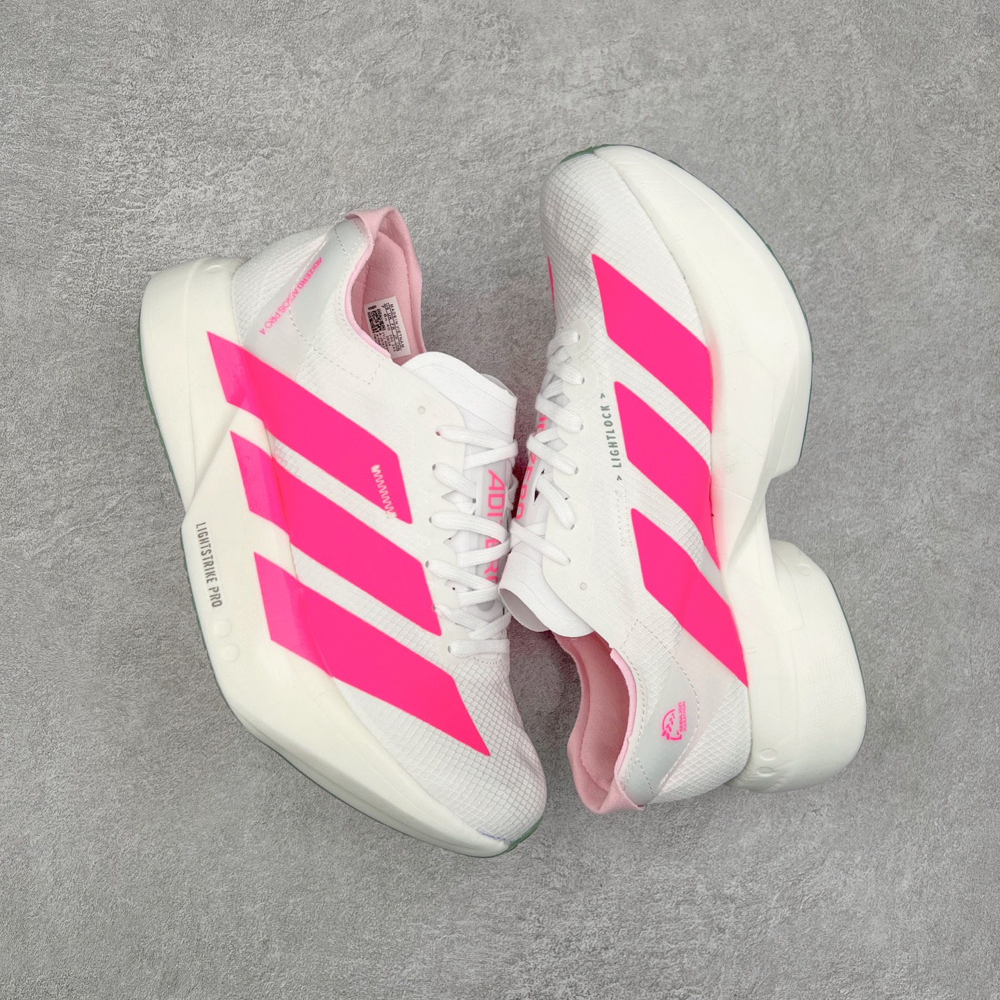 图片[3]-AD Adizero Eva SL M 零度进化版系列低帮轻便透气竞速休闲运动慢跑鞋 JR5840 相信大家对去年 adidas 横空出世的「顶级超跑」adiZero Adios Pro EVO 1 记忆犹新！不仅登顶阿迪史上最轻跑鞋宝座，更在接下来的全球马拉松赛事中，持续书写着惊人成绩，被网友戏称新一代「阿迪神鞋」全网刷屏！极简设计语言与强烈速度感和存在感的鞋侧三线，让人过目不忘，特别种草！其中定位于中长跑训练的 adidas Adizero Evo SL，整体外观造型与 adiZero Adios Pro EVO 1 非常相似。中底配置方面搭载全掌 Lightstrike Pro，鞋面采用透气网面示人，契合日常训练鞋的定位，更加耐用。外底给到了马牌橡胶，及类似上代竞速旗舰 adidas Adizero Adios Pro 3 区域分布。整体看下来无论是外观的鲜明辨识度，还是配置的扎实程度都很顶。尺码：36 36⅔ 37⅓ 38 38⅔ 39⅓ 40 40⅔ 41⅓ 42 42⅔ 43⅓ 44 45-选品中心