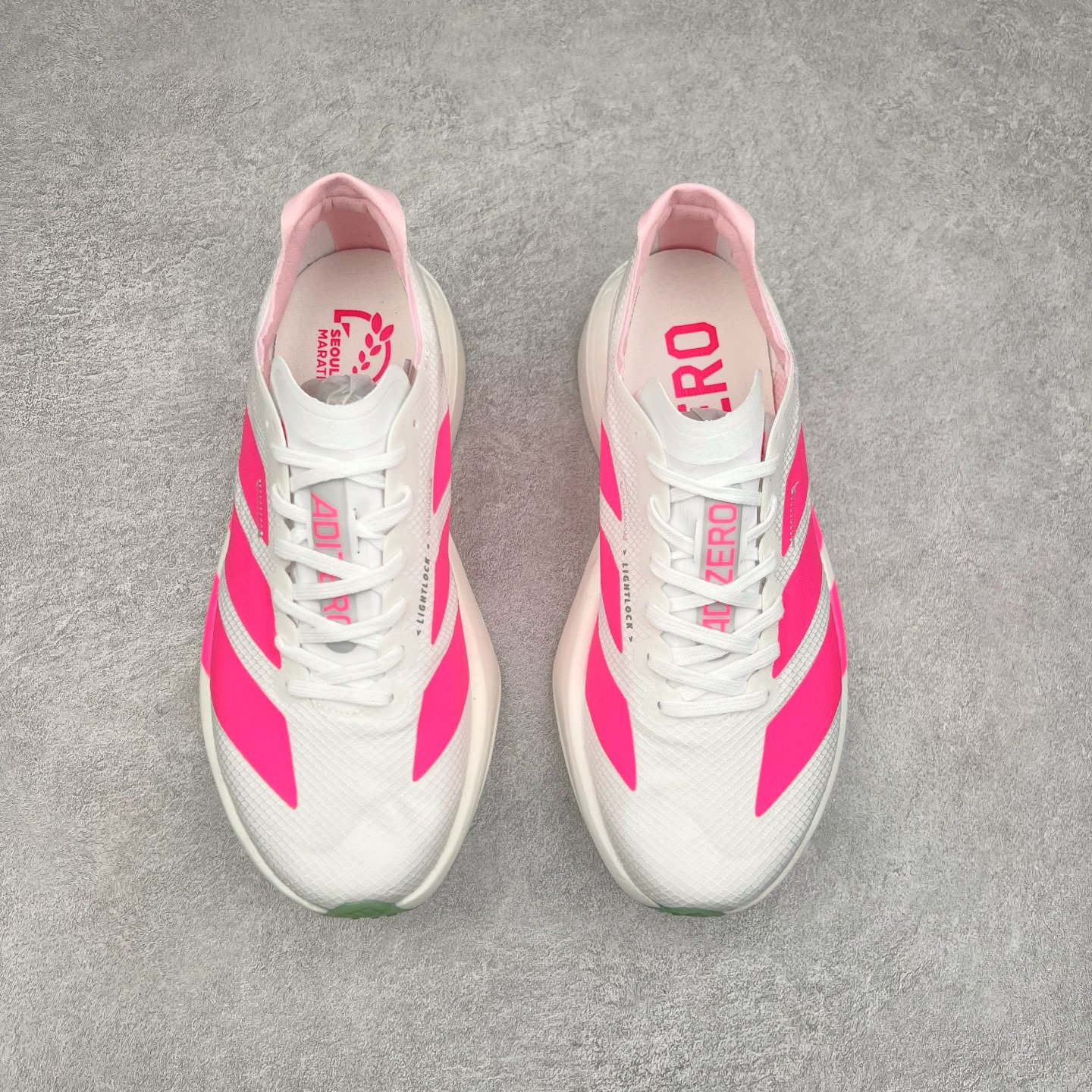 图片[2]-AD Adizero Eva SL M 零度进化版系列低帮轻便透气竞速休闲运动慢跑鞋 JR5840 相信大家对去年 adidas 横空出世的「顶级超跑」adiZero Adios Pro EVO 1 记忆犹新！不仅登顶阿迪史上最轻跑鞋宝座，更在接下来的全球马拉松赛事中，持续书写着惊人成绩，被网友戏称新一代「阿迪神鞋」全网刷屏！极简设计语言与强烈速度感和存在感的鞋侧三线，让人过目不忘，特别种草！其中定位于中长跑训练的 adidas Adizero Evo SL，整体外观造型与 adiZero Adios Pro EVO 1 非常相似。中底配置方面搭载全掌 Lightstrike Pro，鞋面采用透气网面示人，契合日常训练鞋的定位，更加耐用。外底给到了马牌橡胶，及类似上代竞速旗舰 adidas Adizero Adios Pro 3 区域分布。整体看下来无论是外观的鲜明辨识度，还是配置的扎实程度都很顶。尺码：36 36⅔ 37⅓ 38 38⅔ 39⅓ 40 40⅔ 41⅓ 42 42⅔ 43⅓ 44 45-选品中心