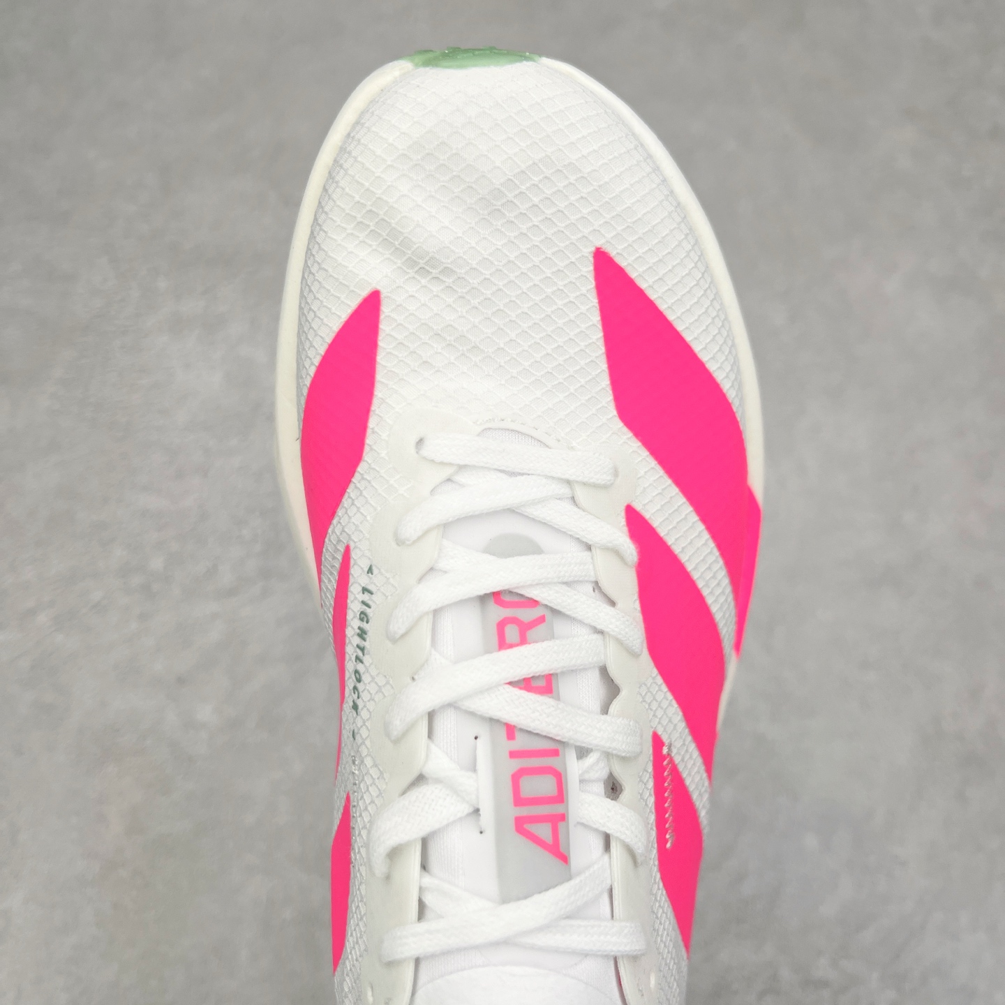 图片[4]-AD Adizero Eva SL M 零度进化版系列低帮轻便透气竞速休闲运动慢跑鞋 JR5840 相信大家对去年 adidas 横空出世的「顶级超跑」adiZero Adios Pro EVO 1 记忆犹新！不仅登顶阿迪史上最轻跑鞋宝座，更在接下来的全球马拉松赛事中，持续书写着惊人成绩，被网友戏称新一代「阿迪神鞋」全网刷屏！极简设计语言与强烈速度感和存在感的鞋侧三线，让人过目不忘，特别种草！其中定位于中长跑训练的 adidas Adizero Evo SL，整体外观造型与 adiZero Adios Pro EVO 1 非常相似。中底配置方面搭载全掌 Lightstrike Pro，鞋面采用透气网面示人，契合日常训练鞋的定位，更加耐用。外底给到了马牌橡胶，及类似上代竞速旗舰 adidas Adizero Adios Pro 3 区域分布。整体看下来无论是外观的鲜明辨识度，还是配置的扎实程度都很顶。尺码：36 36⅔ 37⅓ 38 38⅔ 39⅓ 40 40⅔ 41⅓ 42 42⅔ 43⅓ 44 45-选品中心