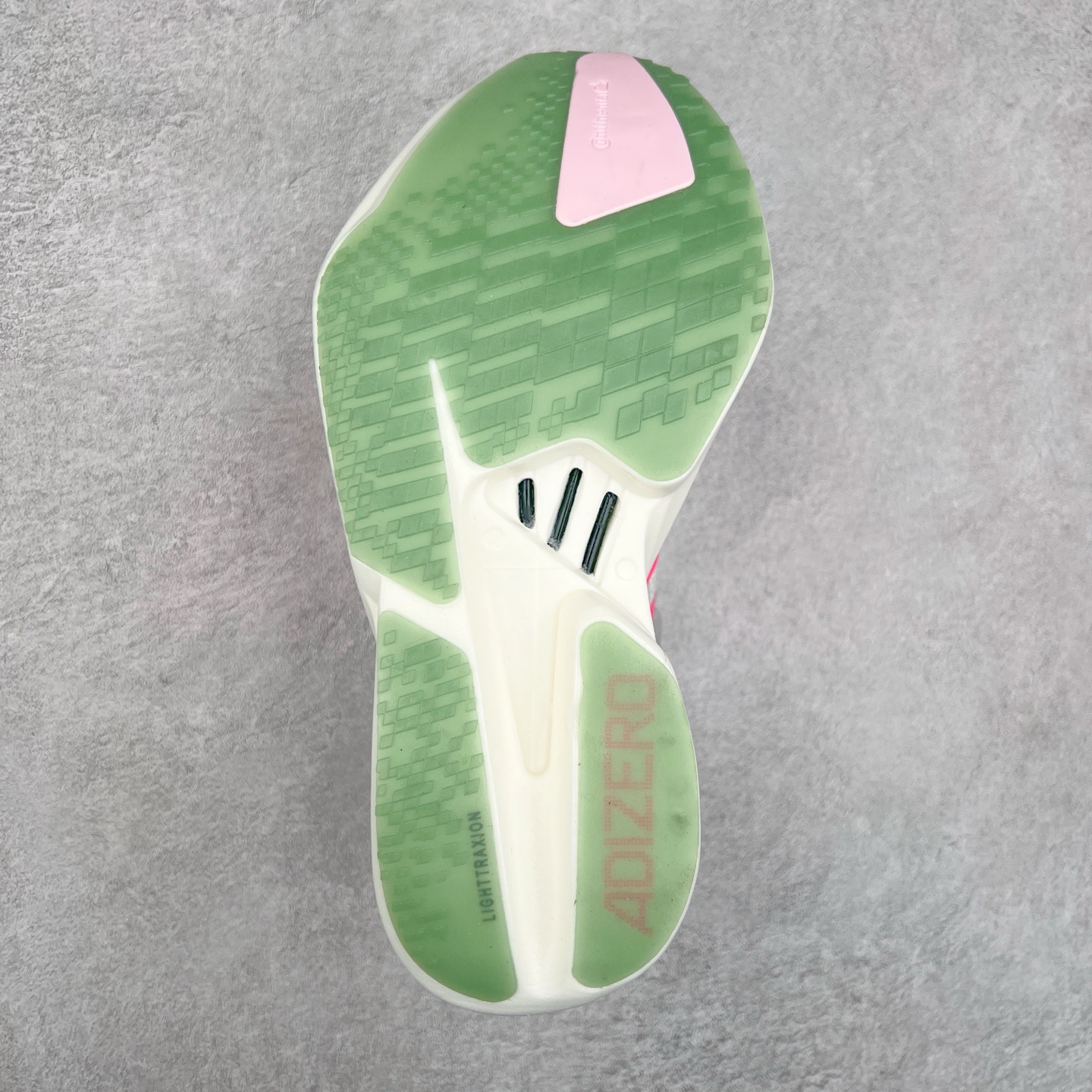 图片[9]-AD Adizero Eva SL M 零度进化版系列低帮轻便透气竞速休闲运动慢跑鞋 JR5840 相信大家对去年 adidas 横空出世的「顶级超跑」adiZero Adios Pro EVO 1 记忆犹新！不仅登顶阿迪史上最轻跑鞋宝座，更在接下来的全球马拉松赛事中，持续书写着惊人成绩，被网友戏称新一代「阿迪神鞋」全网刷屏！极简设计语言与强烈速度感和存在感的鞋侧三线，让人过目不忘，特别种草！其中定位于中长跑训练的 adidas Adizero Evo SL，整体外观造型与 adiZero Adios Pro EVO 1 非常相似。中底配置方面搭载全掌 Lightstrike Pro，鞋面采用透气网面示人，契合日常训练鞋的定位，更加耐用。外底给到了马牌橡胶，及类似上代竞速旗舰 adidas Adizero Adios Pro 3 区域分布。整体看下来无论是外观的鲜明辨识度，还是配置的扎实程度都很顶。尺码：36 36⅔ 37⅓ 38 38⅔ 39⅓ 40 40⅔ 41⅓ 42 42⅔ 43⅓ 44 45-选品中心