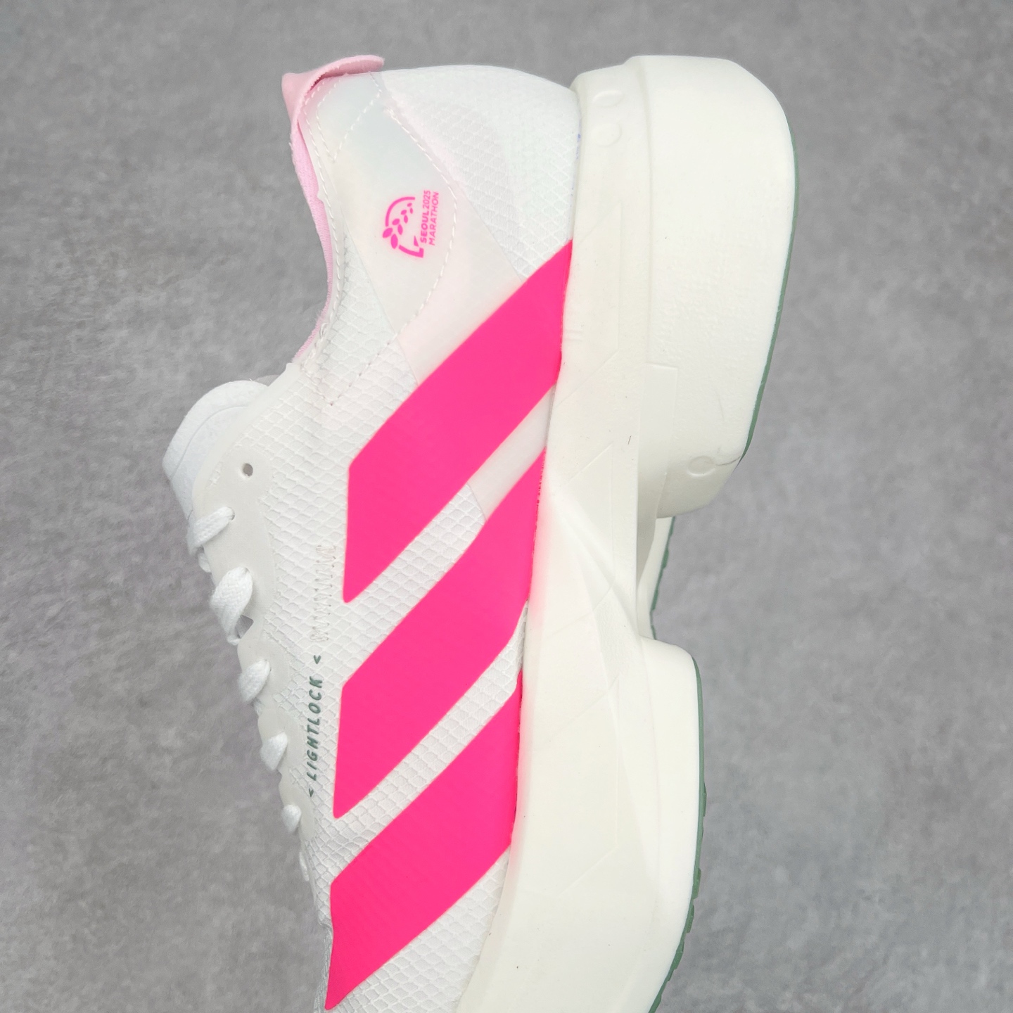 图片[7]-AD Adizero Eva SL M 零度进化版系列低帮轻便透气竞速休闲运动慢跑鞋 JR5840 相信大家对去年 adidas 横空出世的「顶级超跑」adiZero Adios Pro EVO 1 记忆犹新！不仅登顶阿迪史上最轻跑鞋宝座，更在接下来的全球马拉松赛事中，持续书写着惊人成绩，被网友戏称新一代「阿迪神鞋」全网刷屏！极简设计语言与强烈速度感和存在感的鞋侧三线，让人过目不忘，特别种草！其中定位于中长跑训练的 adidas Adizero Evo SL，整体外观造型与 adiZero Adios Pro EVO 1 非常相似。中底配置方面搭载全掌 Lightstrike Pro，鞋面采用透气网面示人，契合日常训练鞋的定位，更加耐用。外底给到了马牌橡胶，及类似上代竞速旗舰 adidas Adizero Adios Pro 3 区域分布。整体看下来无论是外观的鲜明辨识度，还是配置的扎实程度都很顶。尺码：36 36⅔ 37⅓ 38 38⅔ 39⅓ 40 40⅔ 41⅓ 42 42⅔ 43⅓ 44 45-选品中心