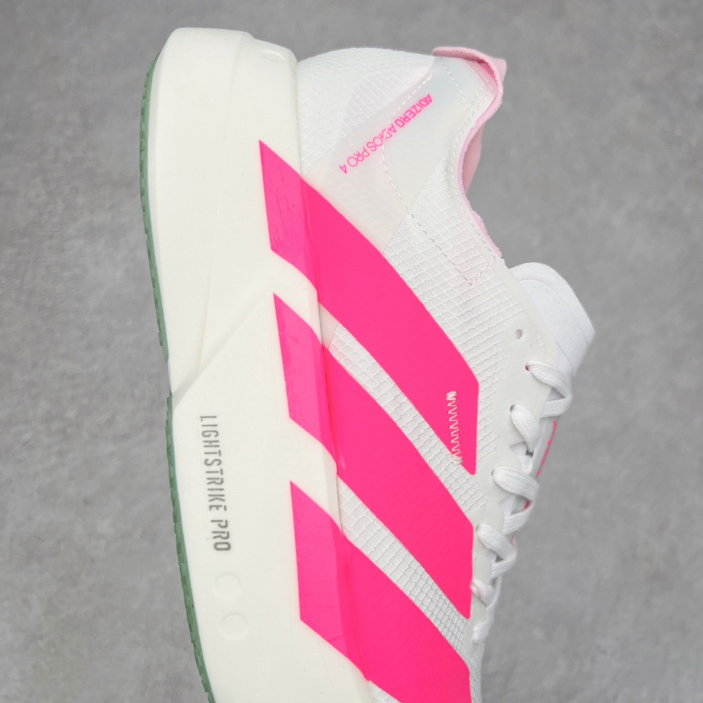 图片[6]-AD Adizero Eva SL M 零度进化版系列低帮轻便透气竞速休闲运动慢跑鞋 JR5840 相信大家对去年 adidas 横空出世的「顶级超跑」adiZero Adios Pro EVO 1 记忆犹新！不仅登顶阿迪史上最轻跑鞋宝座，更在接下来的全球马拉松赛事中，持续书写着惊人成绩，被网友戏称新一代「阿迪神鞋」全网刷屏！极简设计语言与强烈速度感和存在感的鞋侧三线，让人过目不忘，特别种草！其中定位于中长跑训练的 adidas Adizero Evo SL，整体外观造型与 adiZero Adios Pro EVO 1 非常相似。中底配置方面搭载全掌 Lightstrike Pro，鞋面采用透气网面示人，契合日常训练鞋的定位，更加耐用。外底给到了马牌橡胶，及类似上代竞速旗舰 adidas Adizero Adios Pro 3 区域分布。整体看下来无论是外观的鲜明辨识度，还是配置的扎实程度都很顶。尺码：36 36⅔ 37⅓ 38 38⅔ 39⅓ 40 40⅔ 41⅓ 42 42⅔ 43⅓ 44 45-选品中心