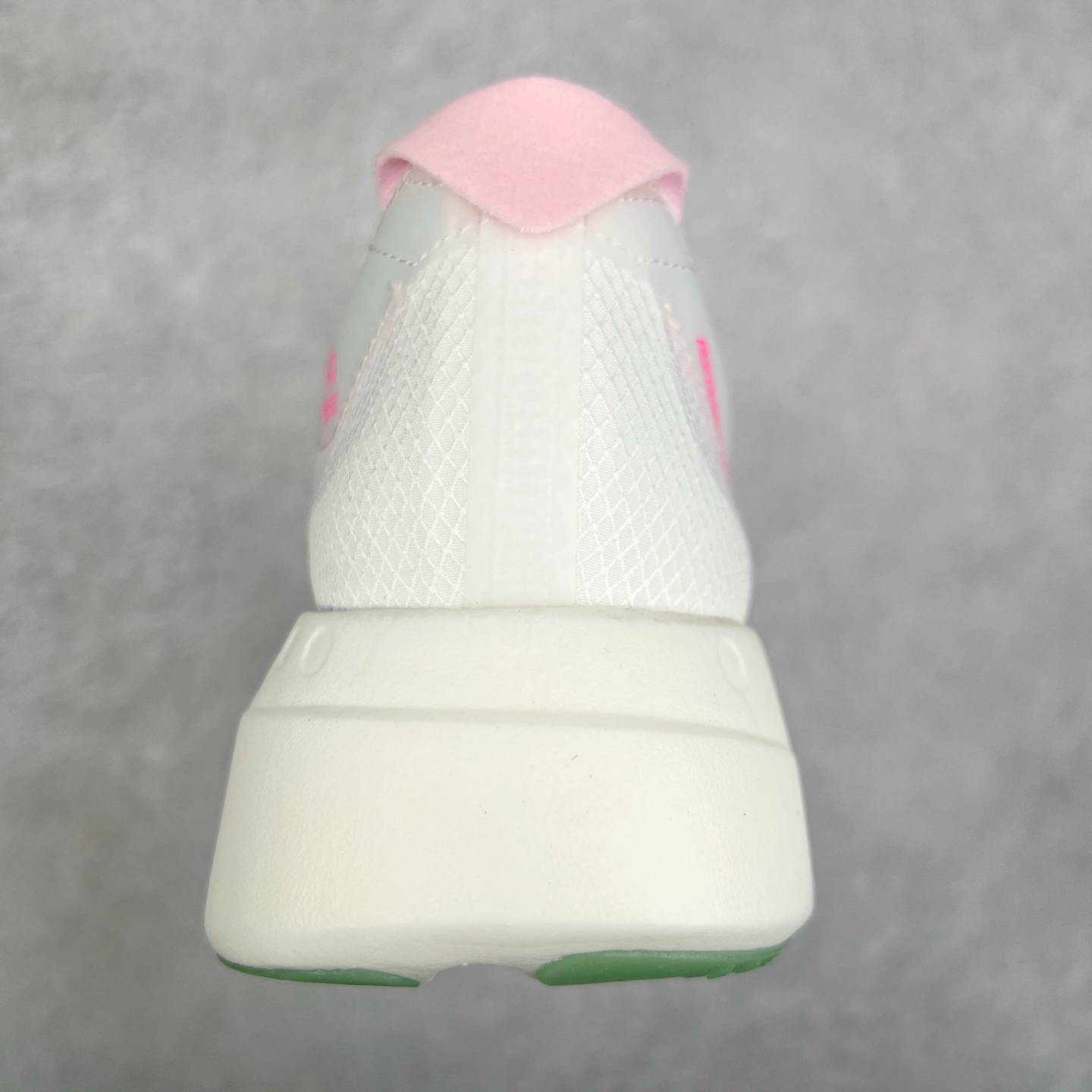 图片[8]-AD Adizero Eva SL M 零度进化版系列低帮轻便透气竞速休闲运动慢跑鞋 JR5840 相信大家对去年 adidas 横空出世的「顶级超跑」adiZero Adios Pro EVO 1 记忆犹新！不仅登顶阿迪史上最轻跑鞋宝座，更在接下来的全球马拉松赛事中，持续书写着惊人成绩，被网友戏称新一代「阿迪神鞋」全网刷屏！极简设计语言与强烈速度感和存在感的鞋侧三线，让人过目不忘，特别种草！其中定位于中长跑训练的 adidas Adizero Evo SL，整体外观造型与 adiZero Adios Pro EVO 1 非常相似。中底配置方面搭载全掌 Lightstrike Pro，鞋面采用透气网面示人，契合日常训练鞋的定位，更加耐用。外底给到了马牌橡胶，及类似上代竞速旗舰 adidas Adizero Adios Pro 3 区域分布。整体看下来无论是外观的鲜明辨识度，还是配置的扎实程度都很顶。尺码：36 36⅔ 37⅓ 38 38⅔ 39⅓ 40 40⅔ 41⅓ 42 42⅔ 43⅓ 44 45-选品中心