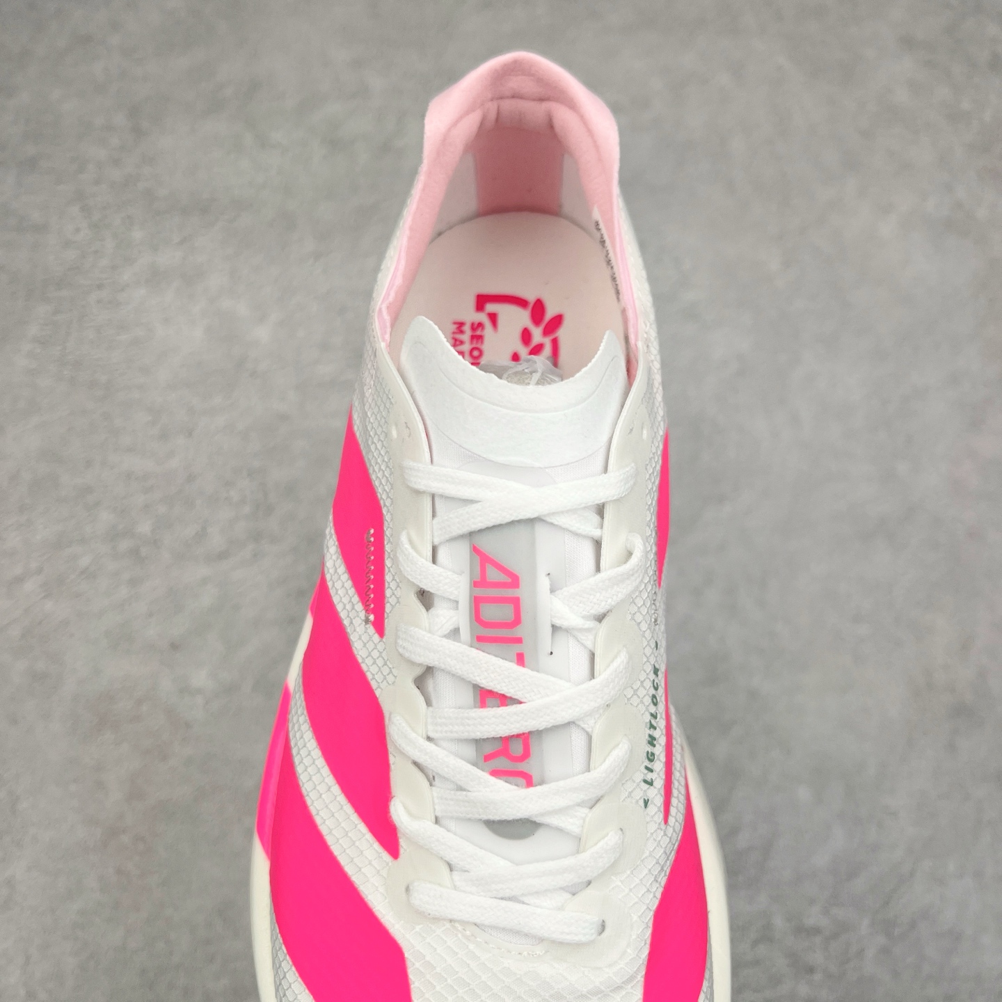 图片[5]-AD Adizero Eva SL M 零度进化版系列低帮轻便透气竞速休闲运动慢跑鞋 JR5840 相信大家对去年 adidas 横空出世的「顶级超跑」adiZero Adios Pro EVO 1 记忆犹新！不仅登顶阿迪史上最轻跑鞋宝座，更在接下来的全球马拉松赛事中，持续书写着惊人成绩，被网友戏称新一代「阿迪神鞋」全网刷屏！极简设计语言与强烈速度感和存在感的鞋侧三线，让人过目不忘，特别种草！其中定位于中长跑训练的 adidas Adizero Evo SL，整体外观造型与 adiZero Adios Pro EVO 1 非常相似。中底配置方面搭载全掌 Lightstrike Pro，鞋面采用透气网面示人，契合日常训练鞋的定位，更加耐用。外底给到了马牌橡胶，及类似上代竞速旗舰 adidas Adizero Adios Pro 3 区域分布。整体看下来无论是外观的鲜明辨识度，还是配置的扎实程度都很顶。尺码：36 36⅔ 37⅓ 38 38⅔ 39⅓ 40 40⅔ 41⅓ 42 42⅔ 43⅓ 44 45-选品中心