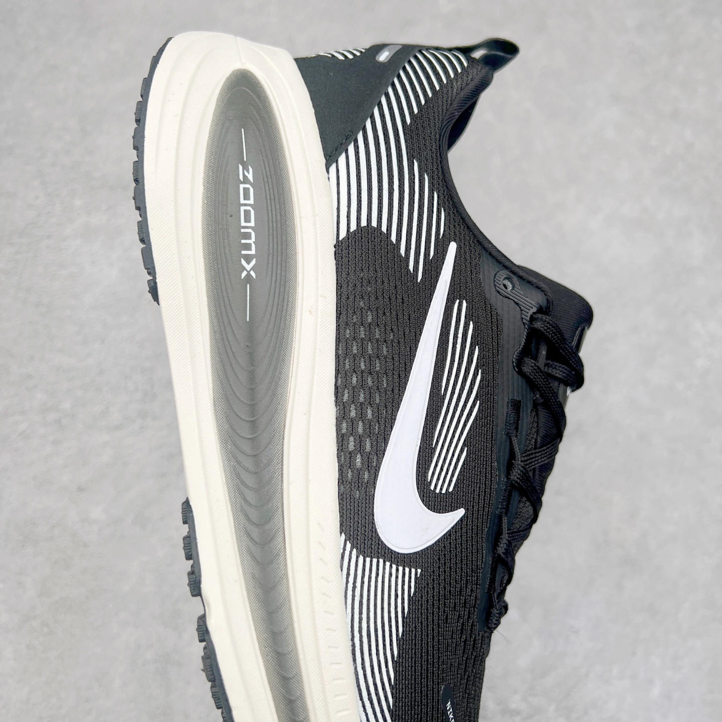 图片[6]-NK Air Zoom Vomero 18 轻便舒适公路跑步鞋 HM6806-007 质感柔软 弹力充沛 助力一路畅跑 乐享不停 厚实泡绵缔造舒适的回弹效果 铸就出色跑步表现 该鞋款轻盈透气 带你步入舒适新境界 疾速刺激感和非凡舒适脚感交织 定能让跑者在迈步间找到渴望已久的跑步乐趣 自如掌控跑步节奏、配速和里程 足底缓震配置赋予双足柔软舒适感受 助你一路畅跑 缓震设计 在双足触地时有助提供舒适脚感 搭载性能出众的 ZoomX 和 Cushlon 泡绵 营造柔软舒适脚感 助你稳稳迈步 基于跑者反馈 简化中底设计 带来出色舒适感 尺码：36 36.5 37.5 38 38.5 39 40 40.5 41 42 42.5 43 44 44.5 45 46-选品中心