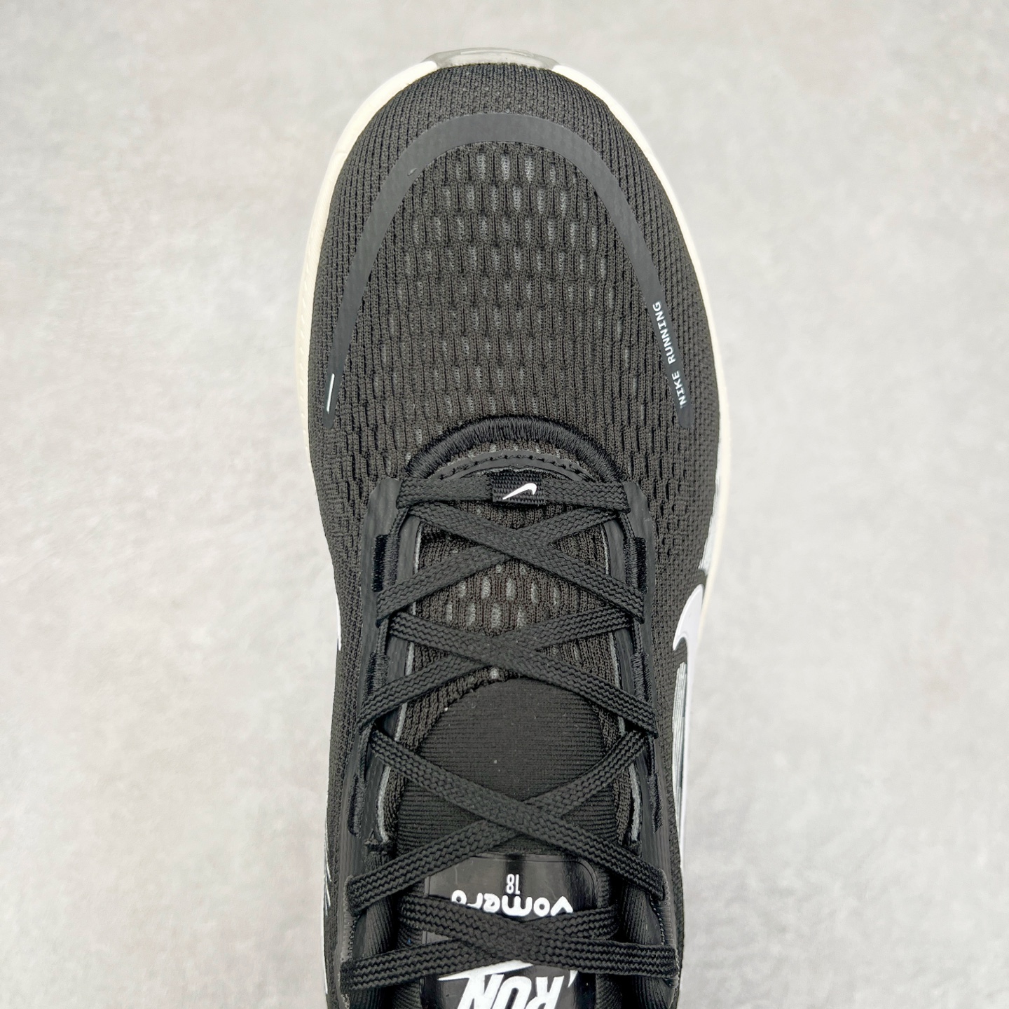 图片[4]-NK Air Zoom Vomero 18 轻便舒适公路跑步鞋 HM6806-007 质感柔软 弹力充沛 助力一路畅跑 乐享不停 厚实泡绵缔造舒适的回弹效果 铸就出色跑步表现 该鞋款轻盈透气 带你步入舒适新境界 疾速刺激感和非凡舒适脚感交织 定能让跑者在迈步间找到渴望已久的跑步乐趣 自如掌控跑步节奏、配速和里程 足底缓震配置赋予双足柔软舒适感受 助你一路畅跑 缓震设计 在双足触地时有助提供舒适脚感 搭载性能出众的 ZoomX 和 Cushlon 泡绵 营造柔软舒适脚感 助你稳稳迈步 基于跑者反馈 简化中底设计 带来出色舒适感 尺码：36 36.5 37.5 38 38.5 39 40 40.5 41 42 42.5 43 44 44.5 45 46-选品中心