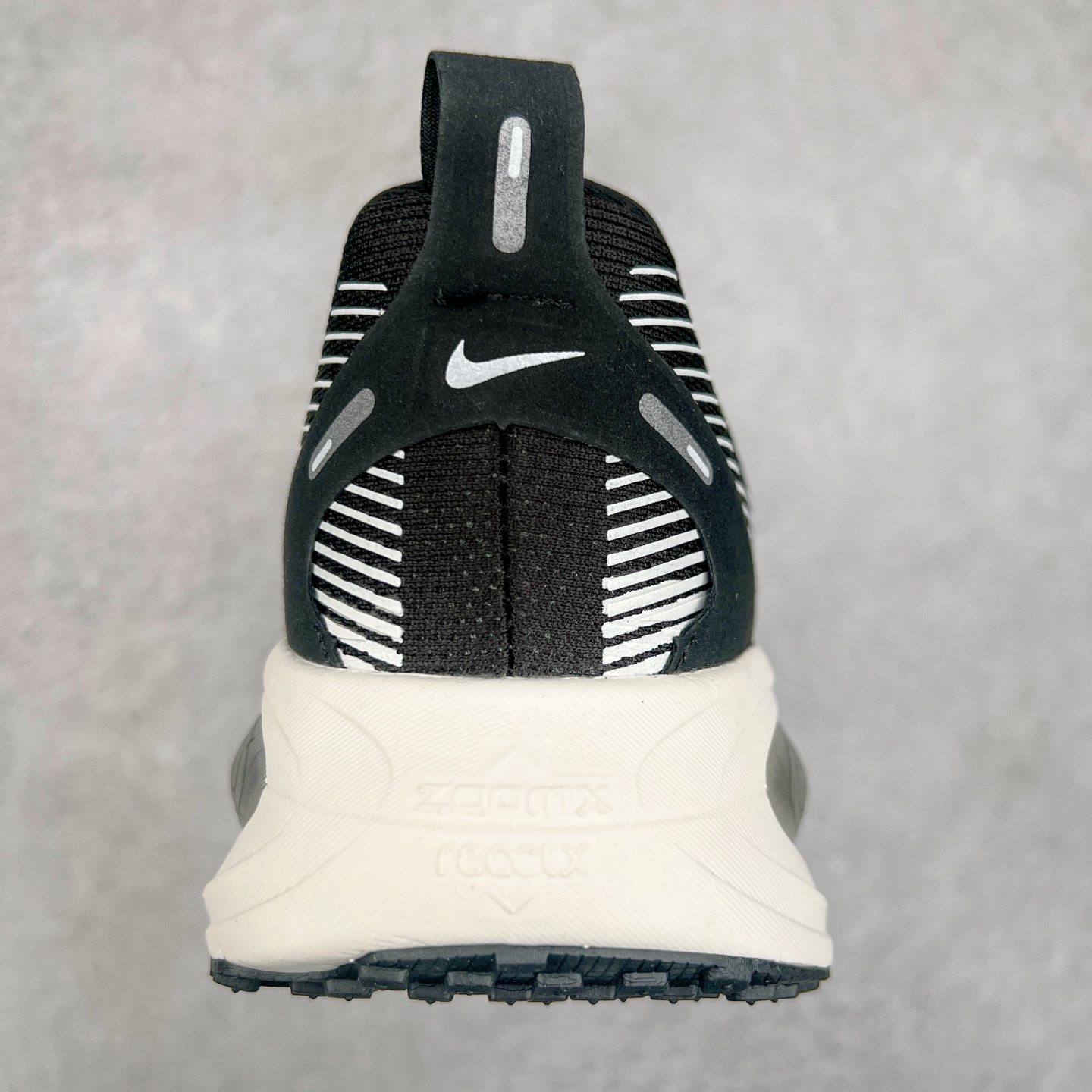 图片[8]-NK Air Zoom Vomero 18 轻便舒适公路跑步鞋 HM6806-007 质感柔软 弹力充沛 助力一路畅跑 乐享不停 厚实泡绵缔造舒适的回弹效果 铸就出色跑步表现 该鞋款轻盈透气 带你步入舒适新境界 疾速刺激感和非凡舒适脚感交织 定能让跑者在迈步间找到渴望已久的跑步乐趣 自如掌控跑步节奏、配速和里程 足底缓震配置赋予双足柔软舒适感受 助你一路畅跑 缓震设计 在双足触地时有助提供舒适脚感 搭载性能出众的 ZoomX 和 Cushlon 泡绵 营造柔软舒适脚感 助你稳稳迈步 基于跑者反馈 简化中底设计 带来出色舒适感 尺码：36 36.5 37.5 38 38.5 39 40 40.5 41 42 42.5 43 44 44.5 45 46-选品中心