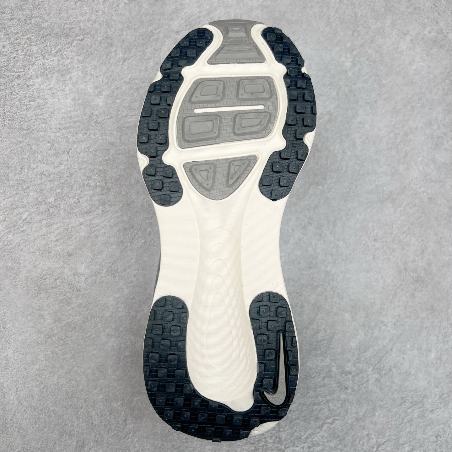 图片[9]-NK Air Zoom Vomero 18 轻便舒适公路跑步鞋 HM6806-007 质感柔软 弹力充沛 助力一路畅跑 乐享不停 厚实泡绵缔造舒适的回弹效果 铸就出色跑步表现 该鞋款轻盈透气 带你步入舒适新境界 疾速刺激感和非凡舒适脚感交织 定能让跑者在迈步间找到渴望已久的跑步乐趣 自如掌控跑步节奏、配速和里程 足底缓震配置赋予双足柔软舒适感受 助你一路畅跑 缓震设计 在双足触地时有助提供舒适脚感 搭载性能出众的 ZoomX 和 Cushlon 泡绵 营造柔软舒适脚感 助你稳稳迈步 基于跑者反馈 简化中底设计 带来出色舒适感 尺码：36 36.5 37.5 38 38.5 39 40 40.5 41 42 42.5 43 44 44.5 45 46-选品中心