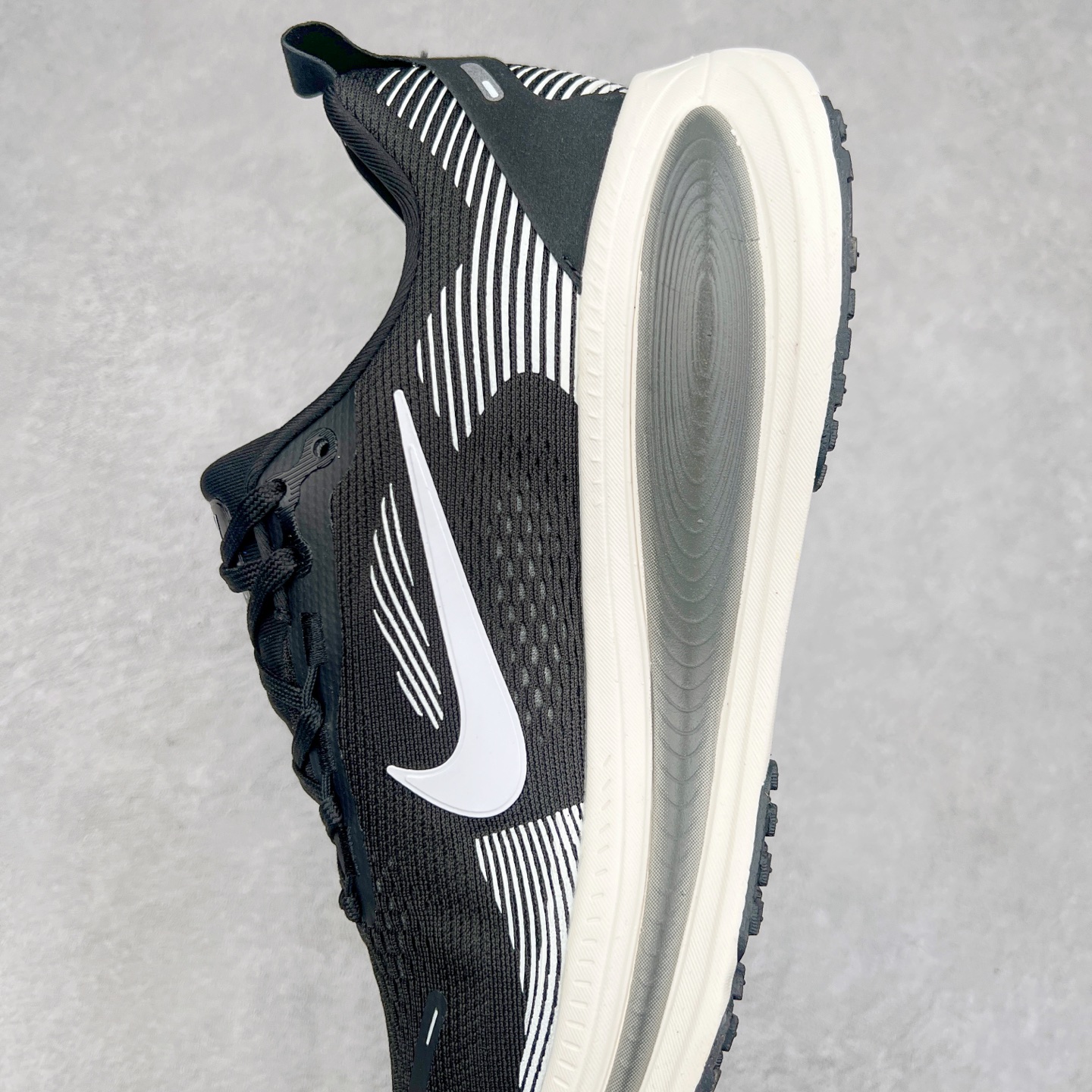 图片[7]-NK Air Zoom Vomero 18 轻便舒适公路跑步鞋 HM6806-007 质感柔软 弹力充沛 助力一路畅跑 乐享不停 厚实泡绵缔造舒适的回弹效果 铸就出色跑步表现 该鞋款轻盈透气 带你步入舒适新境界 疾速刺激感和非凡舒适脚感交织 定能让跑者在迈步间找到渴望已久的跑步乐趣 自如掌控跑步节奏、配速和里程 足底缓震配置赋予双足柔软舒适感受 助你一路畅跑 缓震设计 在双足触地时有助提供舒适脚感 搭载性能出众的 ZoomX 和 Cushlon 泡绵 营造柔软舒适脚感 助你稳稳迈步 基于跑者反馈 简化中底设计 带来出色舒适感 尺码：36 36.5 37.5 38 38.5 39 40 40.5 41 42 42.5 43 44 44.5 45 46-选品中心