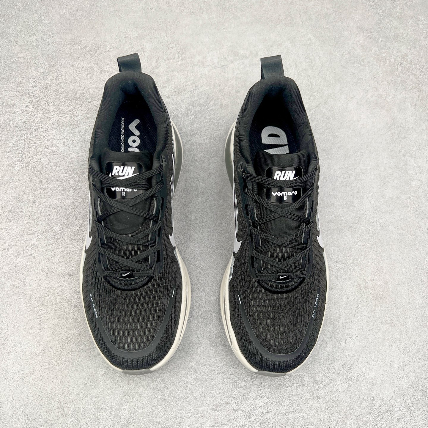 图片[2]-NK Air Zoom Vomero 18 轻便舒适公路跑步鞋 HM6806-007 质感柔软 弹力充沛 助力一路畅跑 乐享不停 厚实泡绵缔造舒适的回弹效果 铸就出色跑步表现 该鞋款轻盈透气 带你步入舒适新境界 疾速刺激感和非凡舒适脚感交织 定能让跑者在迈步间找到渴望已久的跑步乐趣 自如掌控跑步节奏、配速和里程 足底缓震配置赋予双足柔软舒适感受 助你一路畅跑 缓震设计 在双足触地时有助提供舒适脚感 搭载性能出众的 ZoomX 和 Cushlon 泡绵 营造柔软舒适脚感 助你稳稳迈步 基于跑者反馈 简化中底设计 带来出色舒适感 尺码：36 36.5 37.5 38 38.5 39 40 40.5 41 42 42.5 43 44 44.5 45 46-选品中心