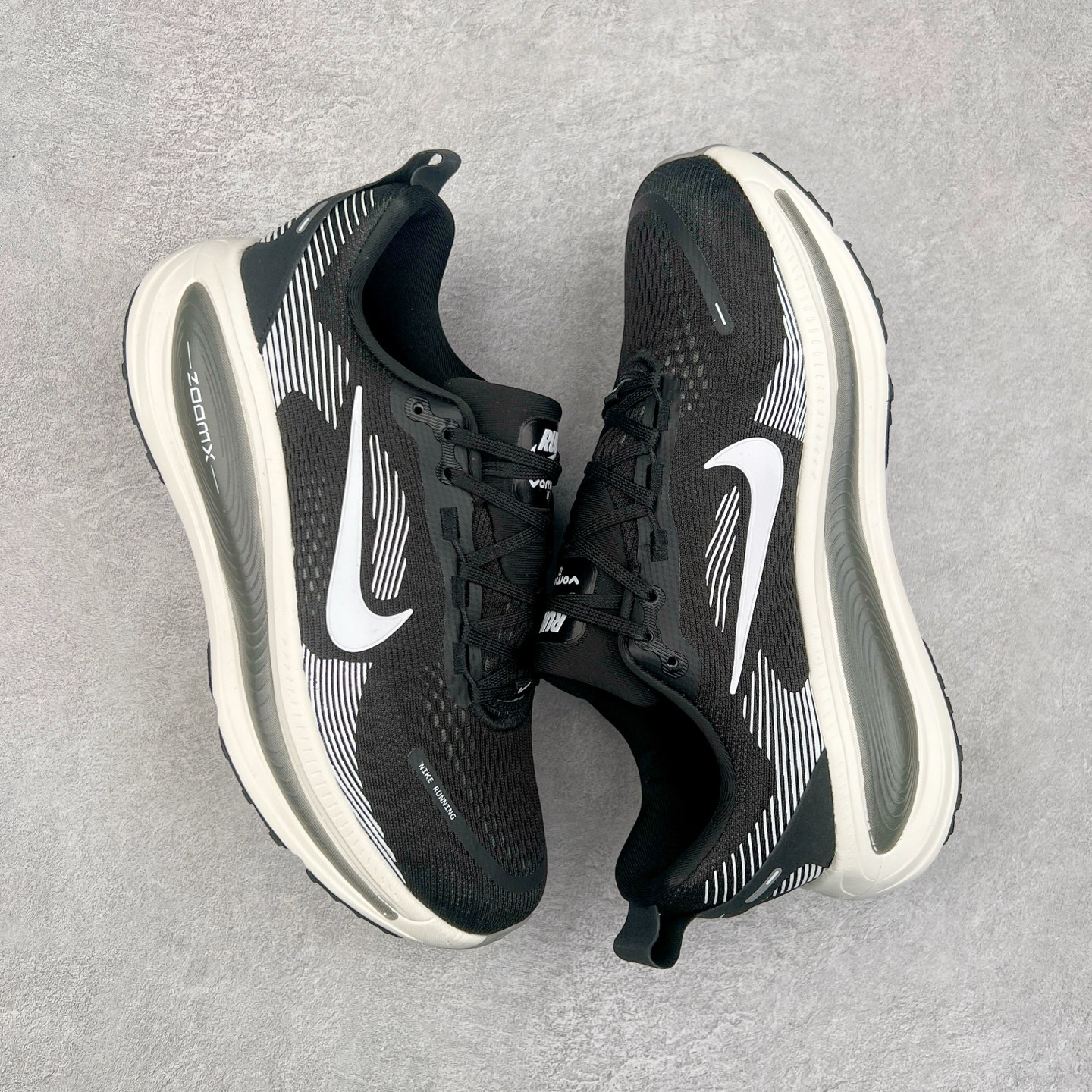 图片[3]-NK Air Zoom Vomero 18 轻便舒适公路跑步鞋 HM6806-007 质感柔软 弹力充沛 助力一路畅跑 乐享不停 厚实泡绵缔造舒适的回弹效果 铸就出色跑步表现 该鞋款轻盈透气 带你步入舒适新境界 疾速刺激感和非凡舒适脚感交织 定能让跑者在迈步间找到渴望已久的跑步乐趣 自如掌控跑步节奏、配速和里程 足底缓震配置赋予双足柔软舒适感受 助你一路畅跑 缓震设计 在双足触地时有助提供舒适脚感 搭载性能出众的 ZoomX 和 Cushlon 泡绵 营造柔软舒适脚感 助你稳稳迈步 基于跑者反馈 简化中底设计 带来出色舒适感 尺码：36 36.5 37.5 38 38.5 39 40 40.5 41 42 42.5 43 44 44.5 45 46-选品中心