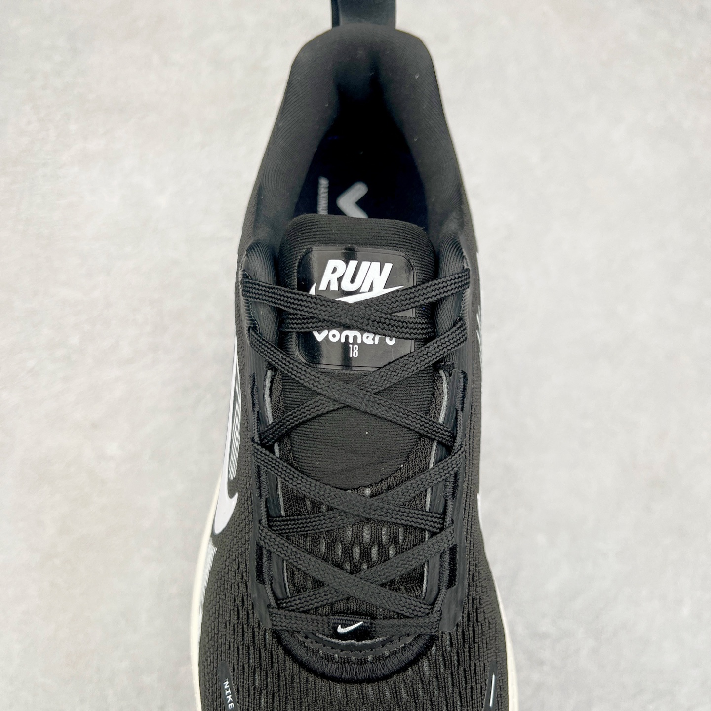 图片[5]-NK Air Zoom Vomero 18 轻便舒适公路跑步鞋 HM6806-007 质感柔软 弹力充沛 助力一路畅跑 乐享不停 厚实泡绵缔造舒适的回弹效果 铸就出色跑步表现 该鞋款轻盈透气 带你步入舒适新境界 疾速刺激感和非凡舒适脚感交织 定能让跑者在迈步间找到渴望已久的跑步乐趣 自如掌控跑步节奏、配速和里程 足底缓震配置赋予双足柔软舒适感受 助你一路畅跑 缓震设计 在双足触地时有助提供舒适脚感 搭载性能出众的 ZoomX 和 Cushlon 泡绵 营造柔软舒适脚感 助你稳稳迈步 基于跑者反馈 简化中底设计 带来出色舒适感 尺码：36 36.5 37.5 38 38.5 39 40 40.5 41 42 42.5 43 44 44.5 45 46-选品中心