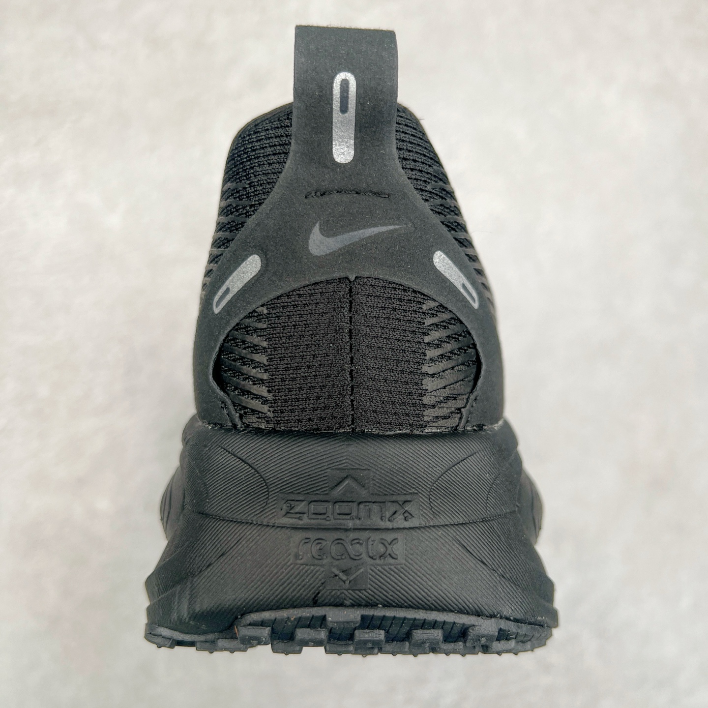 图片[8]-NK Air Zoom Vomero 18 轻便舒适公路跑步鞋 HM6806-699 质感柔软 弹力充沛 助力一路畅跑 乐享不停 厚实泡绵缔造舒适的回弹效果 铸就出色跑步表现 该鞋款轻盈透气 带你步入舒适新境界 疾速刺激感和非凡舒适脚感交织 定能让跑者在迈步间找到渴望已久的跑步乐趣 自如掌控跑步节奏、配速和里程 足底缓震配置赋予双足柔软舒适感受 助你一路畅跑 缓震设计 在双足触地时有助提供舒适脚感 搭载性能出众的 ZoomX 和 Cushlon 泡绵 营造柔软舒适脚感 助你稳稳迈步 基于跑者反馈 简化中底设计 带来出色舒适感 尺码：36 36.5 37.5 38 38.5 39 40 40.5 41 42 42.5 43 44 44.5 45 46-选品中心