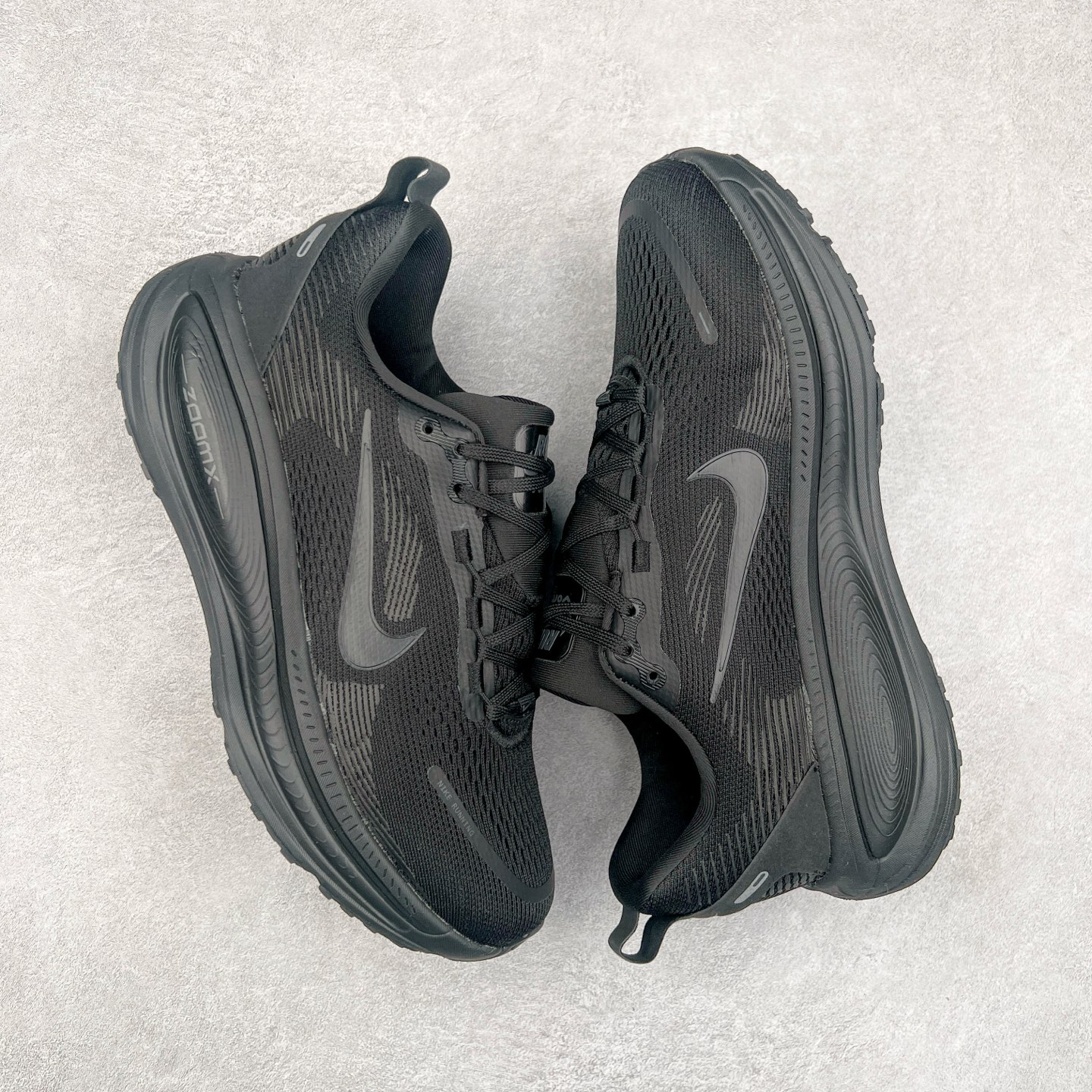 图片[3]-NK Air Zoom Vomero 18 轻便舒适公路跑步鞋 HM6806-699 质感柔软 弹力充沛 助力一路畅跑 乐享不停 厚实泡绵缔造舒适的回弹效果 铸就出色跑步表现 该鞋款轻盈透气 带你步入舒适新境界 疾速刺激感和非凡舒适脚感交织 定能让跑者在迈步间找到渴望已久的跑步乐趣 自如掌控跑步节奏、配速和里程 足底缓震配置赋予双足柔软舒适感受 助你一路畅跑 缓震设计 在双足触地时有助提供舒适脚感 搭载性能出众的 ZoomX 和 Cushlon 泡绵 营造柔软舒适脚感 助你稳稳迈步 基于跑者反馈 简化中底设计 带来出色舒适感 尺码：36 36.5 37.5 38 38.5 39 40 40.5 41 42 42.5 43 44 44.5 45 46-选品中心