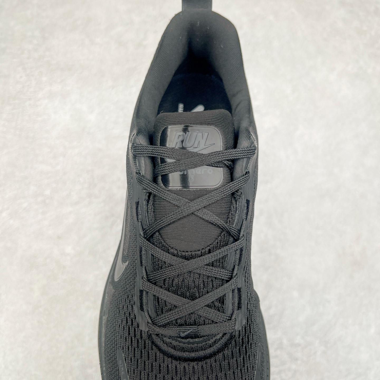 图片[5]-NK Air Zoom Vomero 18 轻便舒适公路跑步鞋 HM6806-699 质感柔软 弹力充沛 助力一路畅跑 乐享不停 厚实泡绵缔造舒适的回弹效果 铸就出色跑步表现 该鞋款轻盈透气 带你步入舒适新境界 疾速刺激感和非凡舒适脚感交织 定能让跑者在迈步间找到渴望已久的跑步乐趣 自如掌控跑步节奏、配速和里程 足底缓震配置赋予双足柔软舒适感受 助你一路畅跑 缓震设计 在双足触地时有助提供舒适脚感 搭载性能出众的 ZoomX 和 Cushlon 泡绵 营造柔软舒适脚感 助你稳稳迈步 基于跑者反馈 简化中底设计 带来出色舒适感 尺码：36 36.5 37.5 38 38.5 39 40 40.5 41 42 42.5 43 44 44.5 45 46-选品中心