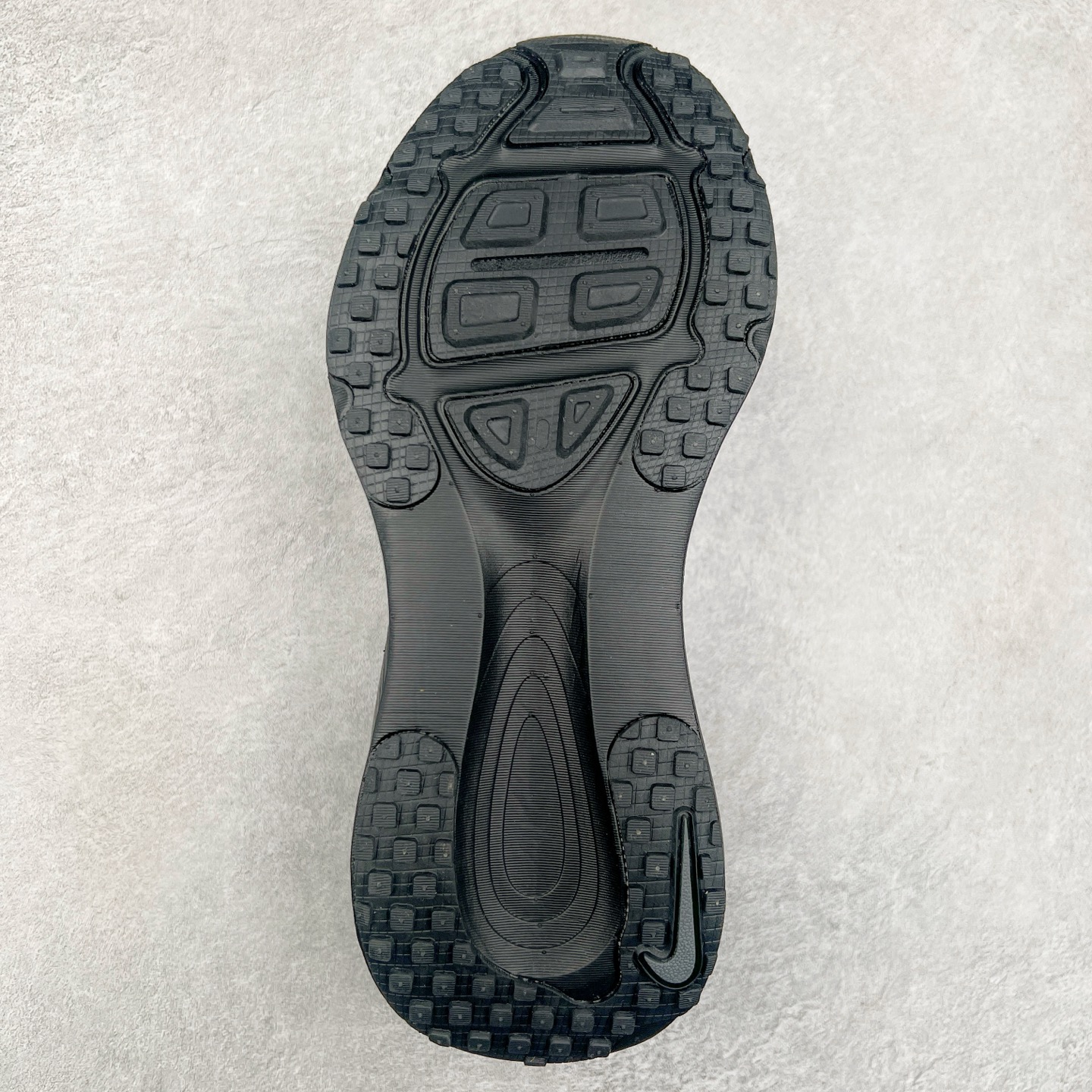 图片[9]-NK Air Zoom Vomero 18 轻便舒适公路跑步鞋 HM6806-699 质感柔软 弹力充沛 助力一路畅跑 乐享不停 厚实泡绵缔造舒适的回弹效果 铸就出色跑步表现 该鞋款轻盈透气 带你步入舒适新境界 疾速刺激感和非凡舒适脚感交织 定能让跑者在迈步间找到渴望已久的跑步乐趣 自如掌控跑步节奏、配速和里程 足底缓震配置赋予双足柔软舒适感受 助你一路畅跑 缓震设计 在双足触地时有助提供舒适脚感 搭载性能出众的 ZoomX 和 Cushlon 泡绵 营造柔软舒适脚感 助你稳稳迈步 基于跑者反馈 简化中底设计 带来出色舒适感 尺码：36 36.5 37.5 38 38.5 39 40 40.5 41 42 42.5 43 44 44.5 45 46-选品中心