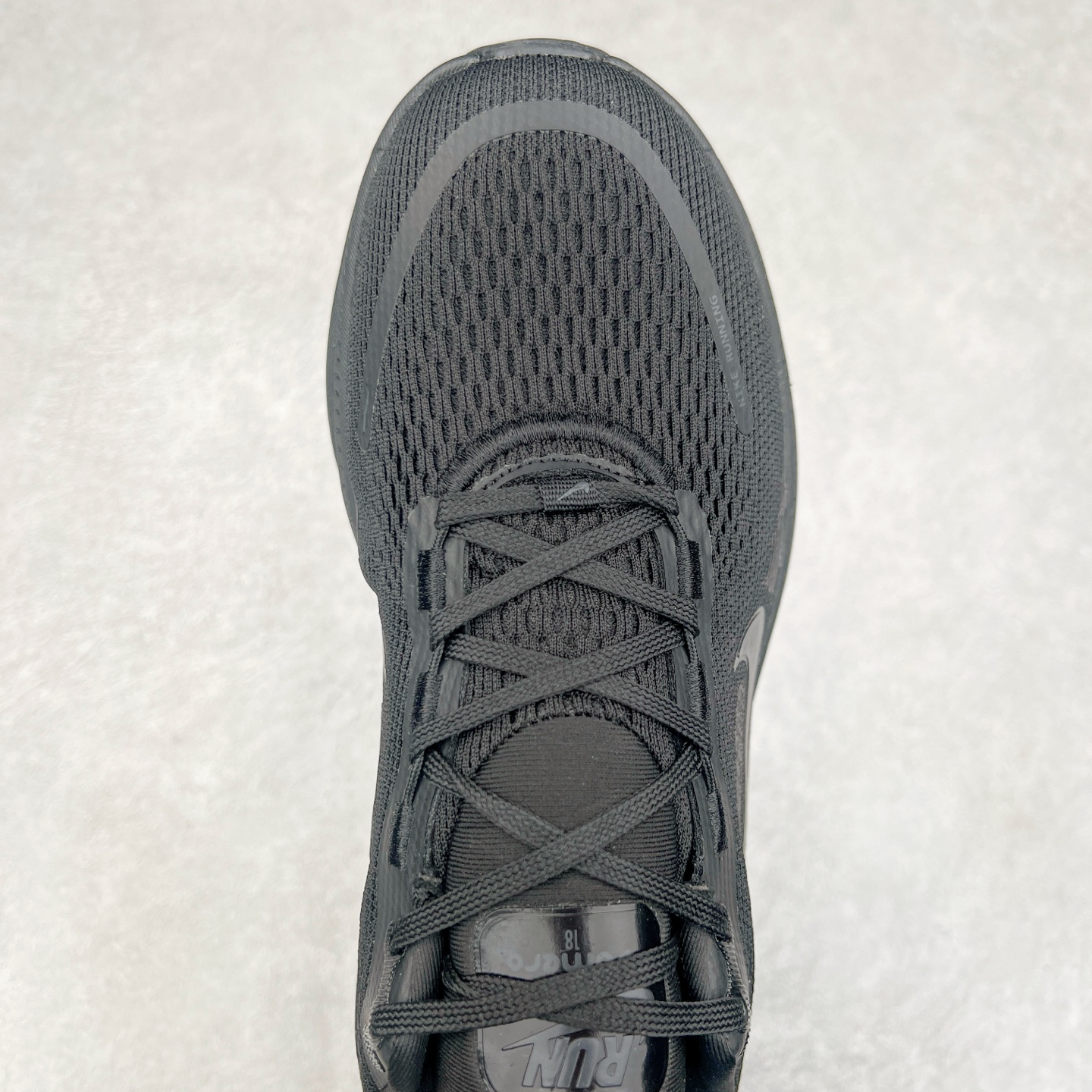 图片[4]-NK Air Zoom Vomero 18 轻便舒适公路跑步鞋 HM6806-699 质感柔软 弹力充沛 助力一路畅跑 乐享不停 厚实泡绵缔造舒适的回弹效果 铸就出色跑步表现 该鞋款轻盈透气 带你步入舒适新境界 疾速刺激感和非凡舒适脚感交织 定能让跑者在迈步间找到渴望已久的跑步乐趣 自如掌控跑步节奏、配速和里程 足底缓震配置赋予双足柔软舒适感受 助你一路畅跑 缓震设计 在双足触地时有助提供舒适脚感 搭载性能出众的 ZoomX 和 Cushlon 泡绵 营造柔软舒适脚感 助你稳稳迈步 基于跑者反馈 简化中底设计 带来出色舒适感 尺码：36 36.5 37.5 38 38.5 39 40 40.5 41 42 42.5 43 44 44.5 45 46-选品中心