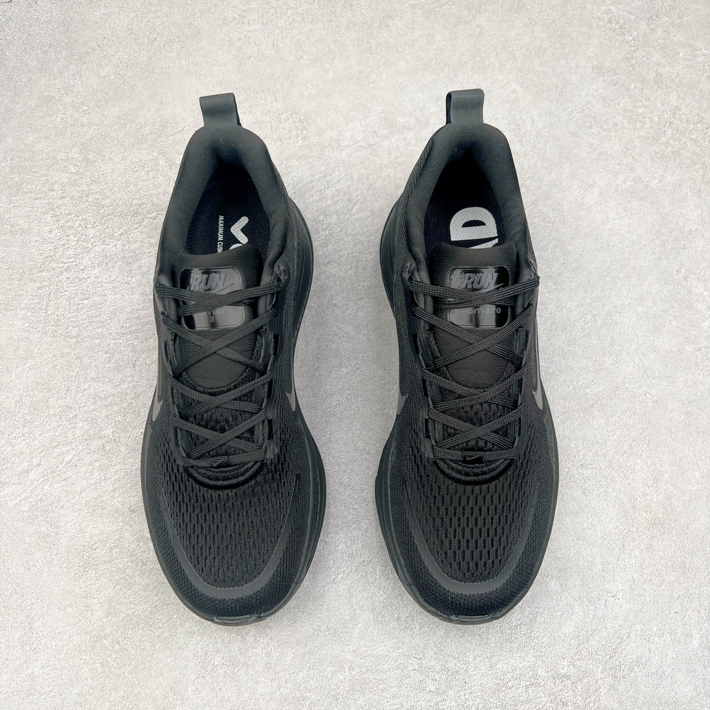 图片[2]-NK Air Zoom Vomero 18 轻便舒适公路跑步鞋 HM6806-699 质感柔软 弹力充沛 助力一路畅跑 乐享不停 厚实泡绵缔造舒适的回弹效果 铸就出色跑步表现 该鞋款轻盈透气 带你步入舒适新境界 疾速刺激感和非凡舒适脚感交织 定能让跑者在迈步间找到渴望已久的跑步乐趣 自如掌控跑步节奏、配速和里程 足底缓震配置赋予双足柔软舒适感受 助你一路畅跑 缓震设计 在双足触地时有助提供舒适脚感 搭载性能出众的 ZoomX 和 Cushlon 泡绵 营造柔软舒适脚感 助你稳稳迈步 基于跑者反馈 简化中底设计 带来出色舒适感 尺码：36 36.5 37.5 38 38.5 39 40 40.5 41 42 42.5 43 44 44.5 45 46-选品中心