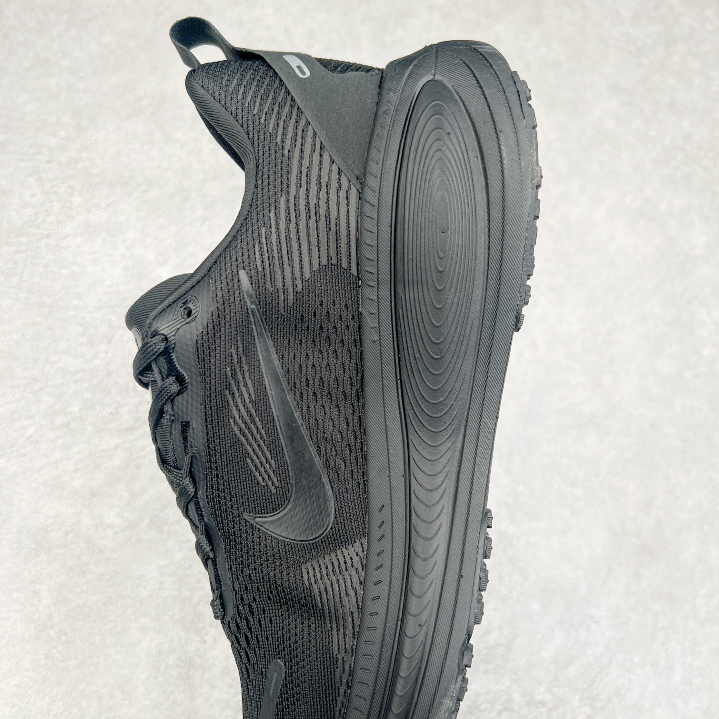 图片[7]-NK Air Zoom Vomero 18 轻便舒适公路跑步鞋 HM6806-699 质感柔软 弹力充沛 助力一路畅跑 乐享不停 厚实泡绵缔造舒适的回弹效果 铸就出色跑步表现 该鞋款轻盈透气 带你步入舒适新境界 疾速刺激感和非凡舒适脚感交织 定能让跑者在迈步间找到渴望已久的跑步乐趣 自如掌控跑步节奏、配速和里程 足底缓震配置赋予双足柔软舒适感受 助你一路畅跑 缓震设计 在双足触地时有助提供舒适脚感 搭载性能出众的 ZoomX 和 Cushlon 泡绵 营造柔软舒适脚感 助你稳稳迈步 基于跑者反馈 简化中底设计 带来出色舒适感 尺码：36 36.5 37.5 38 38.5 39 40 40.5 41 42 42.5 43 44 44.5 45 46-选品中心