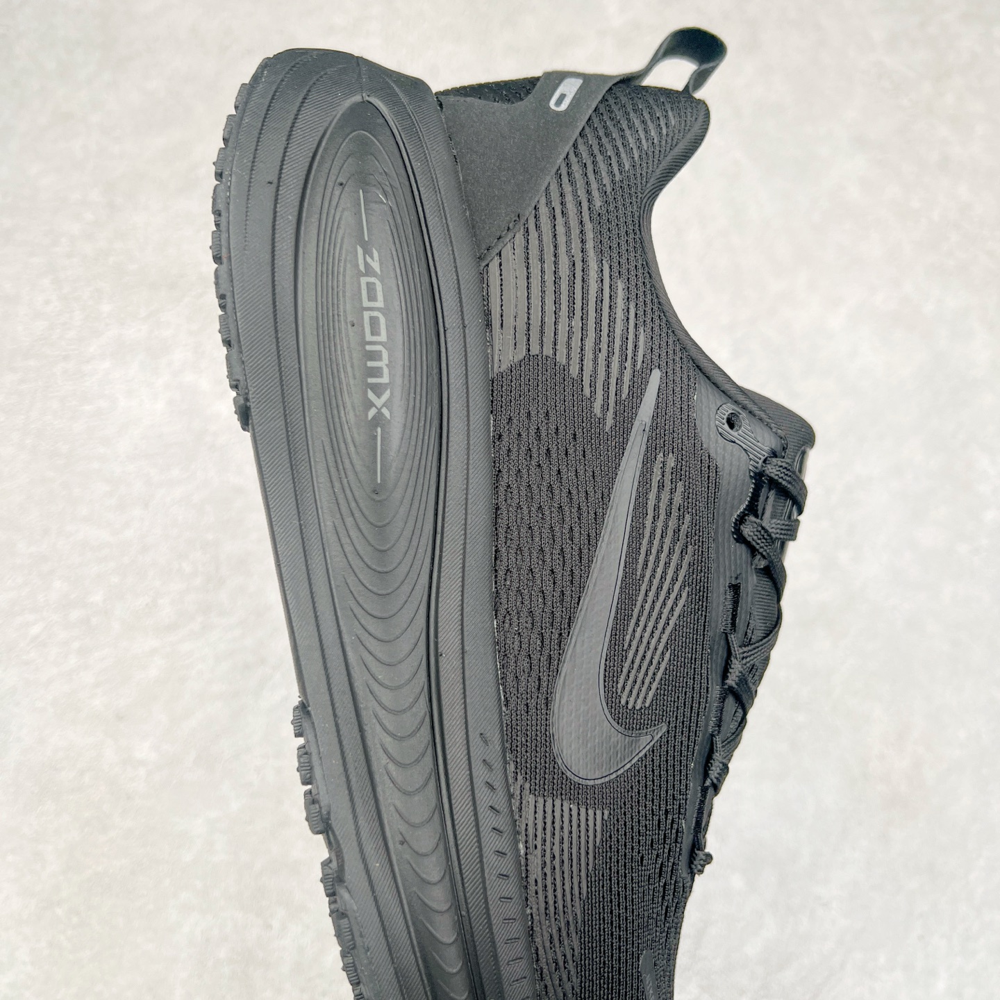 图片[6]-NK Air Zoom Vomero 18 轻便舒适公路跑步鞋 HM6806-699 质感柔软 弹力充沛 助力一路畅跑 乐享不停 厚实泡绵缔造舒适的回弹效果 铸就出色跑步表现 该鞋款轻盈透气 带你步入舒适新境界 疾速刺激感和非凡舒适脚感交织 定能让跑者在迈步间找到渴望已久的跑步乐趣 自如掌控跑步节奏、配速和里程 足底缓震配置赋予双足柔软舒适感受 助你一路畅跑 缓震设计 在双足触地时有助提供舒适脚感 搭载性能出众的 ZoomX 和 Cushlon 泡绵 营造柔软舒适脚感 助你稳稳迈步 基于跑者反馈 简化中底设计 带来出色舒适感 尺码：36 36.5 37.5 38 38.5 39 40 40.5 41 42 42.5 43 44 44.5 45 46-选品中心