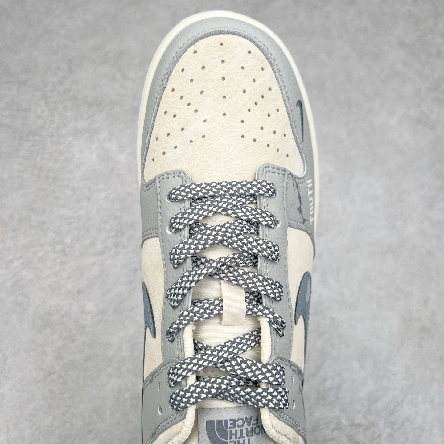 图片[4]-NK Dunk Low 定制配色 DJ2024-105 大厂出品 极力推荐 原装头层材料 独家版型蒸餾加工帶來的是更好的视觉和脚感体验大厂纯原品质出货 清洁度 电绣工艺 皮料切割干净无任何毛边 细节完美 尺码：36 36.5 37.5 38 38.5 39 40 40.5 41 42 42.5 43 44 44.5 45-选品中心