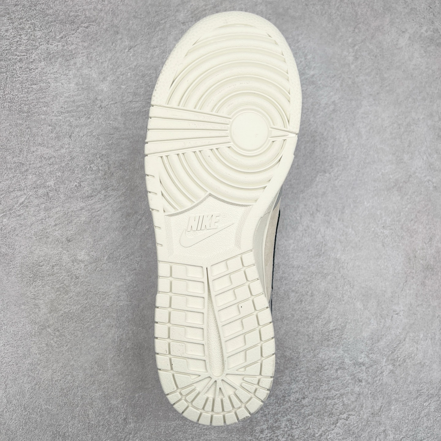 图片[9]-NK Dunk Low 定制配色 DJ2024-105 大厂出品 极力推荐 原装头层材料 独家版型蒸餾加工帶來的是更好的视觉和脚感体验大厂纯原品质出货 清洁度 电绣工艺 皮料切割干净无任何毛边 细节完美 尺码：36 36.5 37.5 38 38.5 39 40 40.5 41 42 42.5 43 44 44.5 45-选品中心