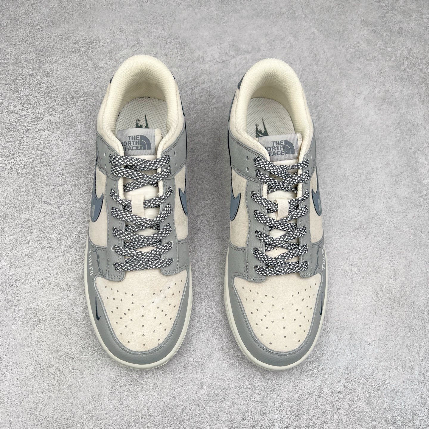 图片[2]-NK Dunk Low 定制配色 DJ2024-105 大厂出品 极力推荐 原装头层材料 独家版型蒸餾加工帶來的是更好的视觉和脚感体验大厂纯原品质出货 清洁度 电绣工艺 皮料切割干净无任何毛边 细节完美 尺码：36 36.5 37.5 38 38.5 39 40 40.5 41 42 42.5 43 44 44.5 45-选品中心