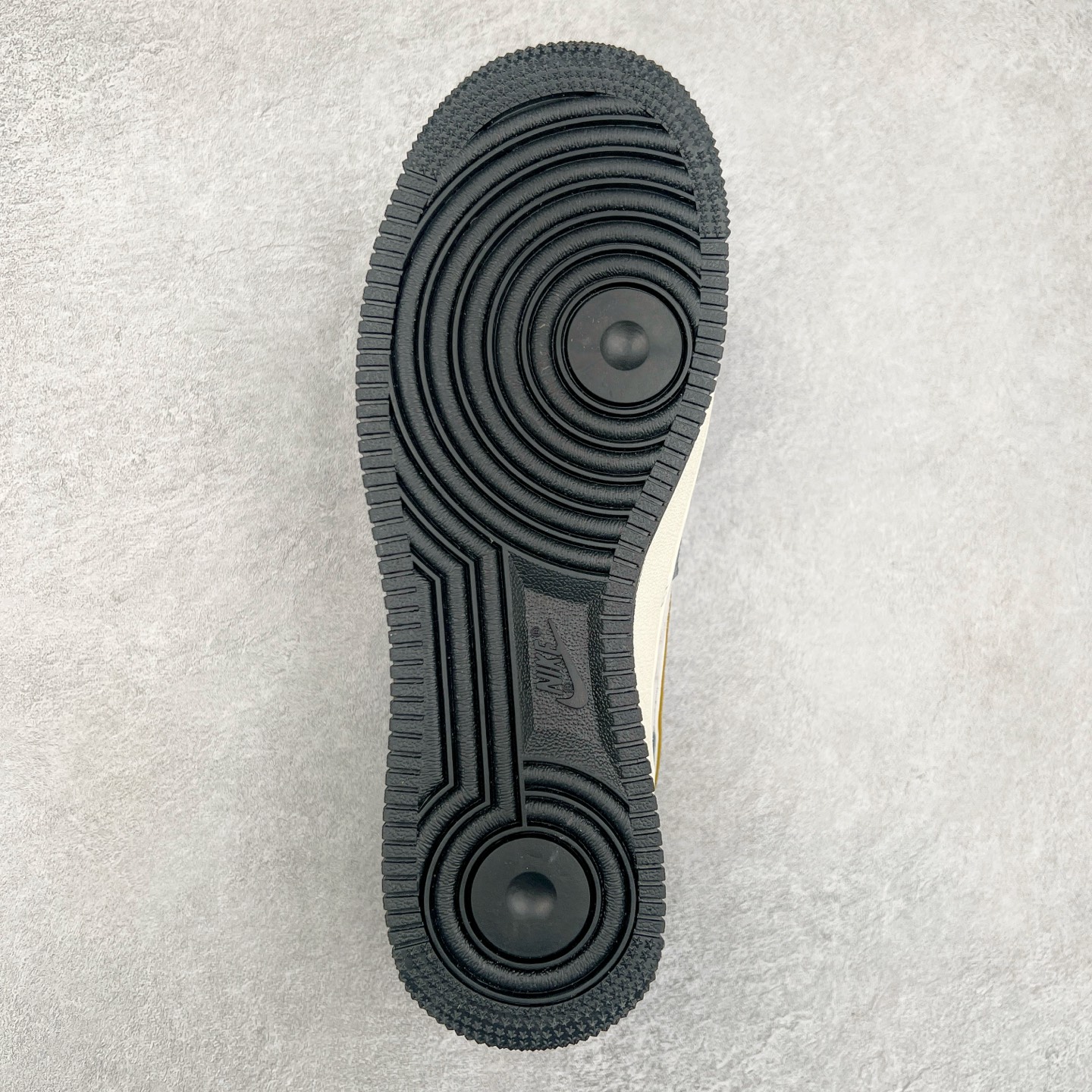 图片[9]-NK Air Force 1´07 Low 空军一号低帮百搭休闲运动板鞋 XZ2025-688 柔软、弹性十足的缓震性能和出色的中底设计 横跨复古与现代的外型结合 造就出风靡全球 三十多年的Force 1 直到今天还深受青睐 尺码：36 36.5 37.5 38 38.5 39 40 40.5 41 42 42.5 43 44 44.5 45-选品中心