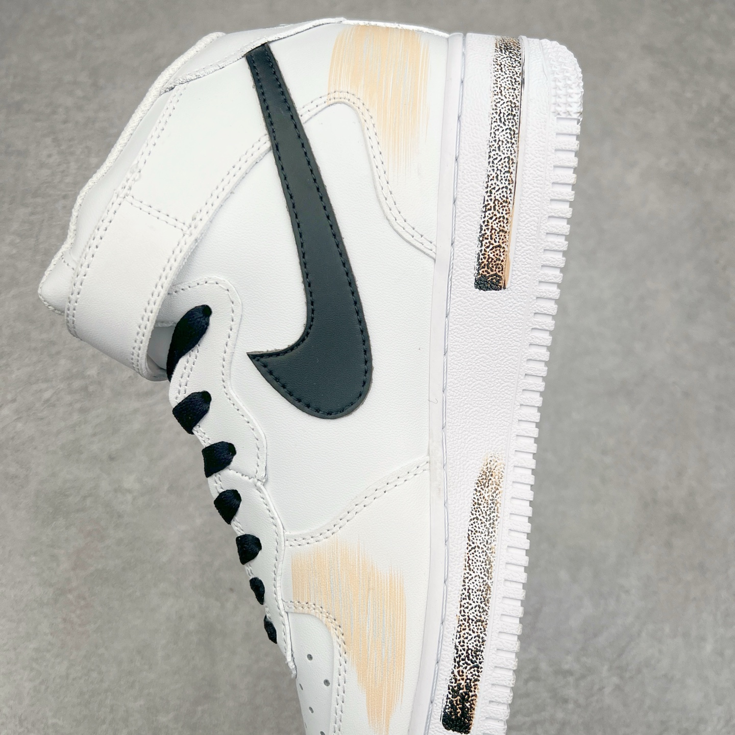 图片[7]-NK Air Force 1 Mid 空军一号中帮高帮百搭休闲运动板鞋 ZH0316-058 柔软、弹性十足的缓震性能和出色的中底设计 横跨复古与现代的外型结合 造就出风靡全球三十多年的Force 1 尺码：36 36.5 37.5 38 38.5 39 40 40.5 41 42 42.5 43 44 44.5 45-选品中心