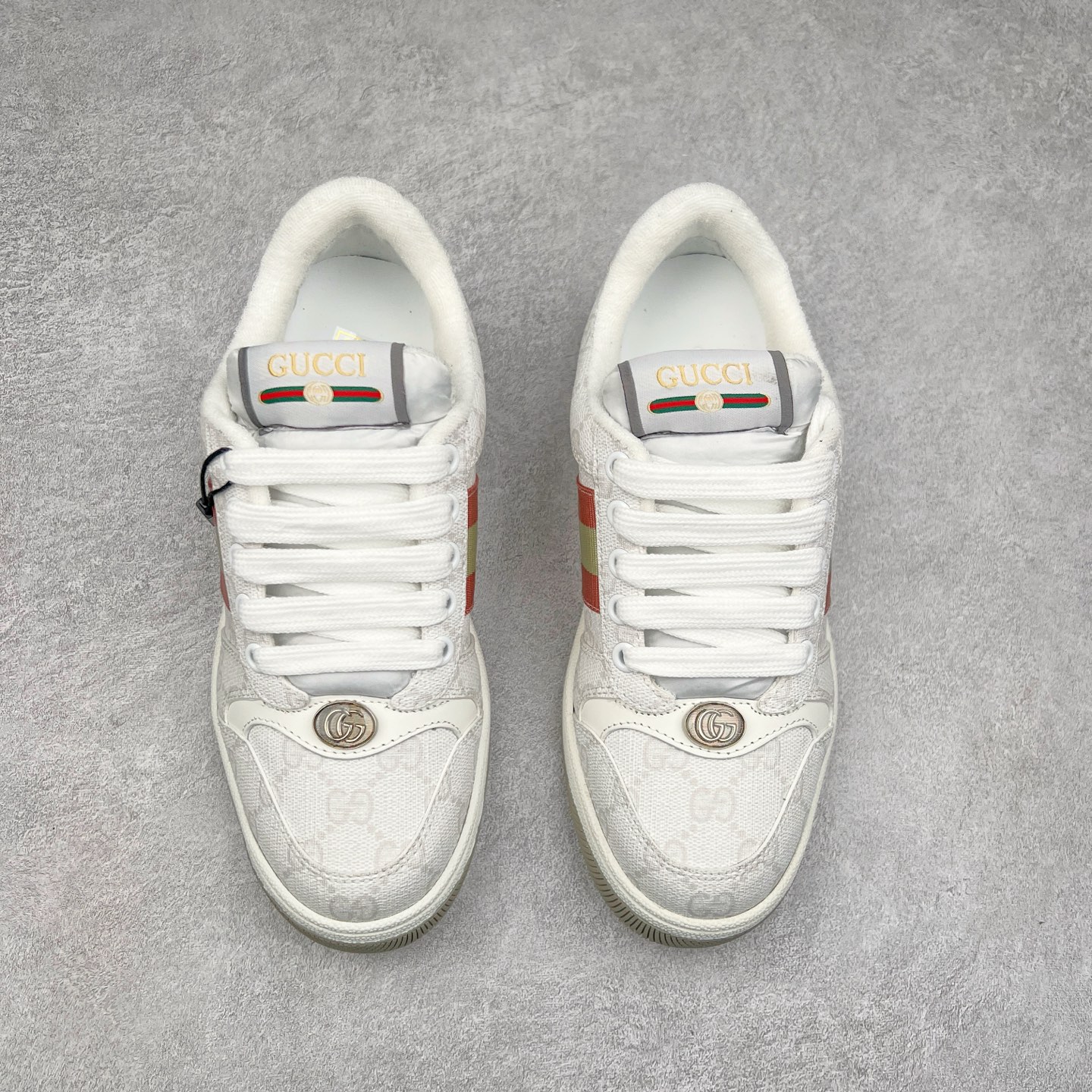 图片[2]-Gucci 古驰 Screener 运动休闲时装奢侈品系列 GG珐琅扣 擦脏做旧小脏鞋 高端零售海淘商家混卖版本 东莞纯原品质 原鞋对照工艺生产 原厂一致色泽度玛瑙珐琅GG扣 原版一致鞋舌鞋带处擦脏工艺 全套原版包装外盒配件 意大利进口磨砂头层牛皮 后跟原版一致哑光丝印烫金字体 全网独家复刻细节 ）同源出厂真丝绸防尘鞋套袋 原装雪梨形超软沙绒纸团 工艺无缝细空胶技术 原版一致私模开发大底 尺码：35 36 37 38 39 40 41 42 43 44 45-选品中心