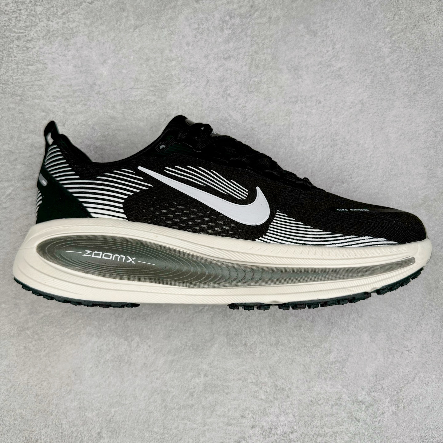 NK Air Zoom Vomero 18 轻便舒适公路跑步鞋 HM6806-007 质感柔软 弹力充沛 助力一路畅跑 乐享不停 厚实泡绵缔造舒适的回弹效果 铸就出色跑步表现 该鞋款轻盈透气 带你步入舒适新境界 疾速刺激感和非凡舒适脚感交织 定能让跑者在迈步间找到渴望已久的跑步乐趣 自如掌控跑步节奏、配速和里程 足底缓震配置赋予双足柔软舒适感受 助你一路畅跑 缓震设计 在双足触地时有助提供舒适脚感 搭载性能出众的 ZoomX 和 Cushlon 泡绵 营造柔软舒适脚感 助你稳稳迈步 基于跑者反馈 简化中底设计 带来出色舒适感 尺码：36 36.5 37.5 38 38.5 39 40 40.5 41 42 42.5 43 44 44.5 45 46-选品中心