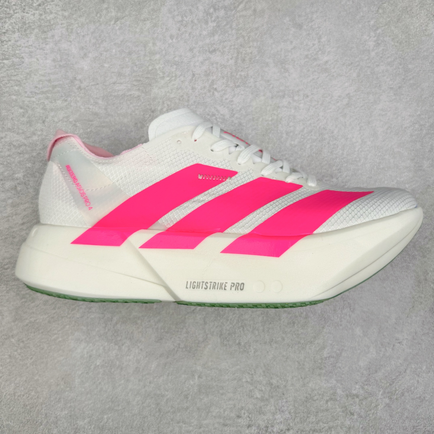 AD Adizero Eva SL M 零度进化版系列低帮轻便透气竞速休闲运动慢跑鞋 JR5840 相信大家对去年 adidas 横空出世的「顶级超跑」adiZero Adios Pro EVO 1 记忆犹新！不仅登顶阿迪史上最轻跑鞋宝座，更在接下来的全球马拉松赛事中，持续书写着惊人成绩，被网友戏称新一代「阿迪神鞋」全网刷屏！极简设计语言与强烈速度感和存在感的鞋侧三线，让人过目不忘，特别种草！其中定位于中长跑训练的 adidas Adizero Evo SL，整体外观造型与 adiZero Adios Pro EVO 1 非常相似。中底配置方面搭载全掌 Lightstrike Pro，鞋面采用透气网面示人，契合日常训练鞋的定位，更加耐用。外底给到了马牌橡胶，及类似上代竞速旗舰 adidas Adizero Adios Pro 3 区域分布。整体看下来无论是外观的鲜明辨识度，还是配置的扎实程度都很顶。尺码：36 36⅔ 37⅓ 38 38⅔ 39⅓ 40 40⅔ 41⅓ 42 42⅔ 43⅓ 44 45-选品中心