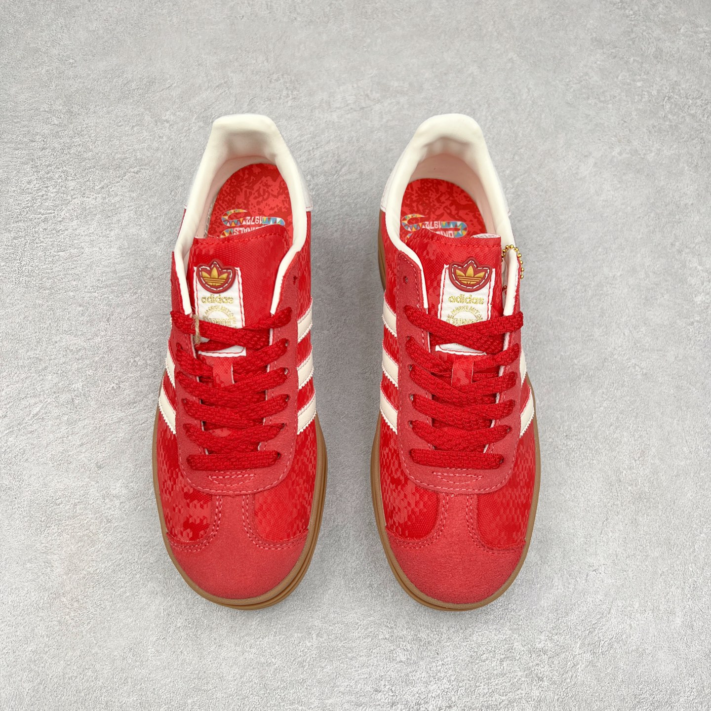 图片[2]-＃CS纯原 AD Originals Gazelle Bold W 羚羊松糕系列复古百搭厚底增高低帮休闲运动板鞋 JQ5977 新的一年就要换新的打扮啦！除了设定变美、健身、减肥等目标外，你已经可以利用鞋子来“偷偷改善身材比例”的愿望了！ 因为有一句话。身高不够。鞋子来凑~赶快入手以下各大运动品牌最新推出的“厚底增高运动鞋”吧。 是最好穿最百搭的长腿神器。 重点是……不仅价格不错～鞋子也不错啊！Originals的Gazelle Bold鞋款打造出「超厚底版本」！延续流线鞋型、经典麂皮材质、白色三条线和侧面烫金标志的复古外型，奶油白鞋底高度直接乘3，出门搭上它，保证一路步步高升。尺码：36 36⅔ 37⅓ 38 38⅔ 39⅓ 40-选品中心