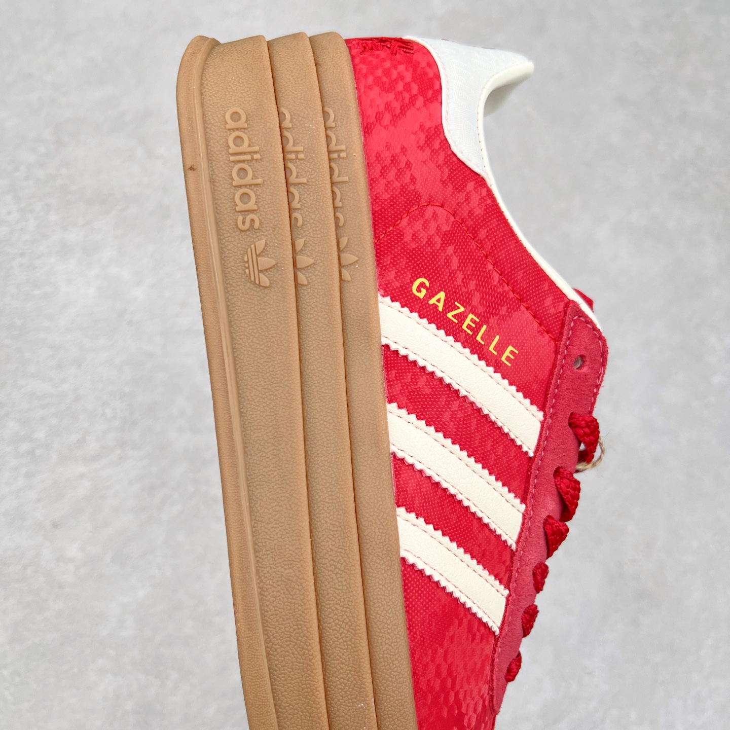 图片[6]-＃CS纯原 AD Originals Gazelle Bold W 羚羊松糕系列复古百搭厚底增高低帮休闲运动板鞋 JQ5977 新的一年就要换新的打扮啦！除了设定变美、健身、减肥等目标外，你已经可以利用鞋子来“偷偷改善身材比例”的愿望了！ 因为有一句话。身高不够。鞋子来凑~赶快入手以下各大运动品牌最新推出的“厚底增高运动鞋”吧。 是最好穿最百搭的长腿神器。 重点是……不仅价格不错～鞋子也不错啊！Originals的Gazelle Bold鞋款打造出「超厚底版本」！延续流线鞋型、经典麂皮材质、白色三条线和侧面烫金标志的复古外型，奶油白鞋底高度直接乘3，出门搭上它，保证一路步步高升。尺码：36 36⅔ 37⅓ 38 38⅔ 39⅓ 40-选品中心