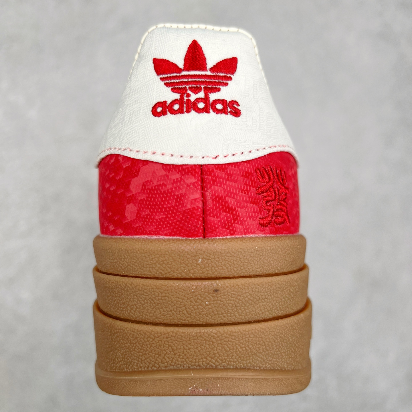 图片[8]-＃CS纯原 AD Originals Gazelle Bold W 羚羊松糕系列复古百搭厚底增高低帮休闲运动板鞋 JQ5977 新的一年就要换新的打扮啦！除了设定变美、健身、减肥等目标外，你已经可以利用鞋子来“偷偷改善身材比例”的愿望了！ 因为有一句话。身高不够。鞋子来凑~赶快入手以下各大运动品牌最新推出的“厚底增高运动鞋”吧。 是最好穿最百搭的长腿神器。 重点是……不仅价格不错～鞋子也不错啊！Originals的Gazelle Bold鞋款打造出「超厚底版本」！延续流线鞋型、经典麂皮材质、白色三条线和侧面烫金标志的复古外型，奶油白鞋底高度直接乘3，出门搭上它，保证一路步步高升。尺码：36 36⅔ 37⅓ 38 38⅔ 39⅓ 40-选品中心