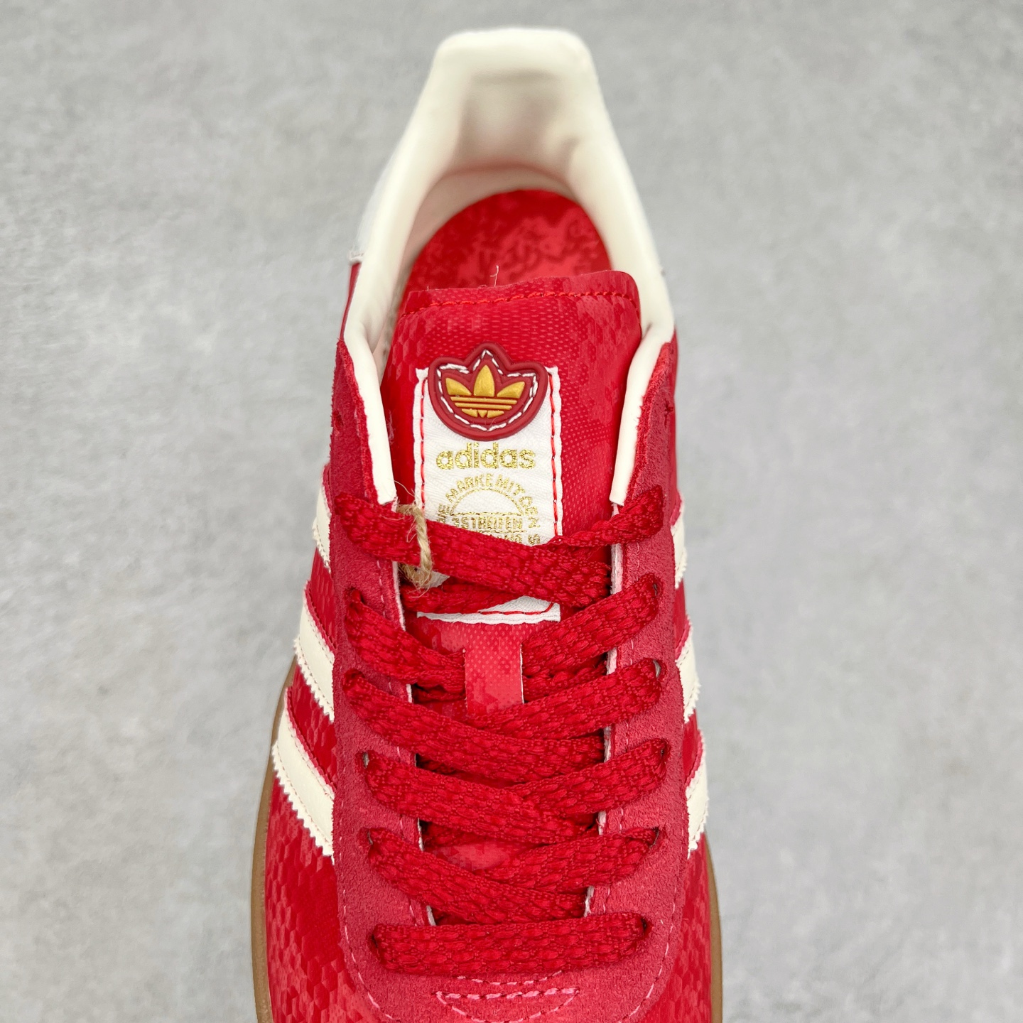 图片[5]-＃CS纯原 AD Originals Gazelle Bold W 羚羊松糕系列复古百搭厚底增高低帮休闲运动板鞋 JQ5977 新的一年就要换新的打扮啦！除了设定变美、健身、减肥等目标外，你已经可以利用鞋子来“偷偷改善身材比例”的愿望了！ 因为有一句话。身高不够。鞋子来凑~赶快入手以下各大运动品牌最新推出的“厚底增高运动鞋”吧。 是最好穿最百搭的长腿神器。 重点是……不仅价格不错～鞋子也不错啊！Originals的Gazelle Bold鞋款打造出「超厚底版本」！延续流线鞋型、经典麂皮材质、白色三条线和侧面烫金标志的复古外型，奶油白鞋底高度直接乘3，出门搭上它，保证一路步步高升。尺码：36 36⅔ 37⅓ 38 38⅔ 39⅓ 40-选品中心