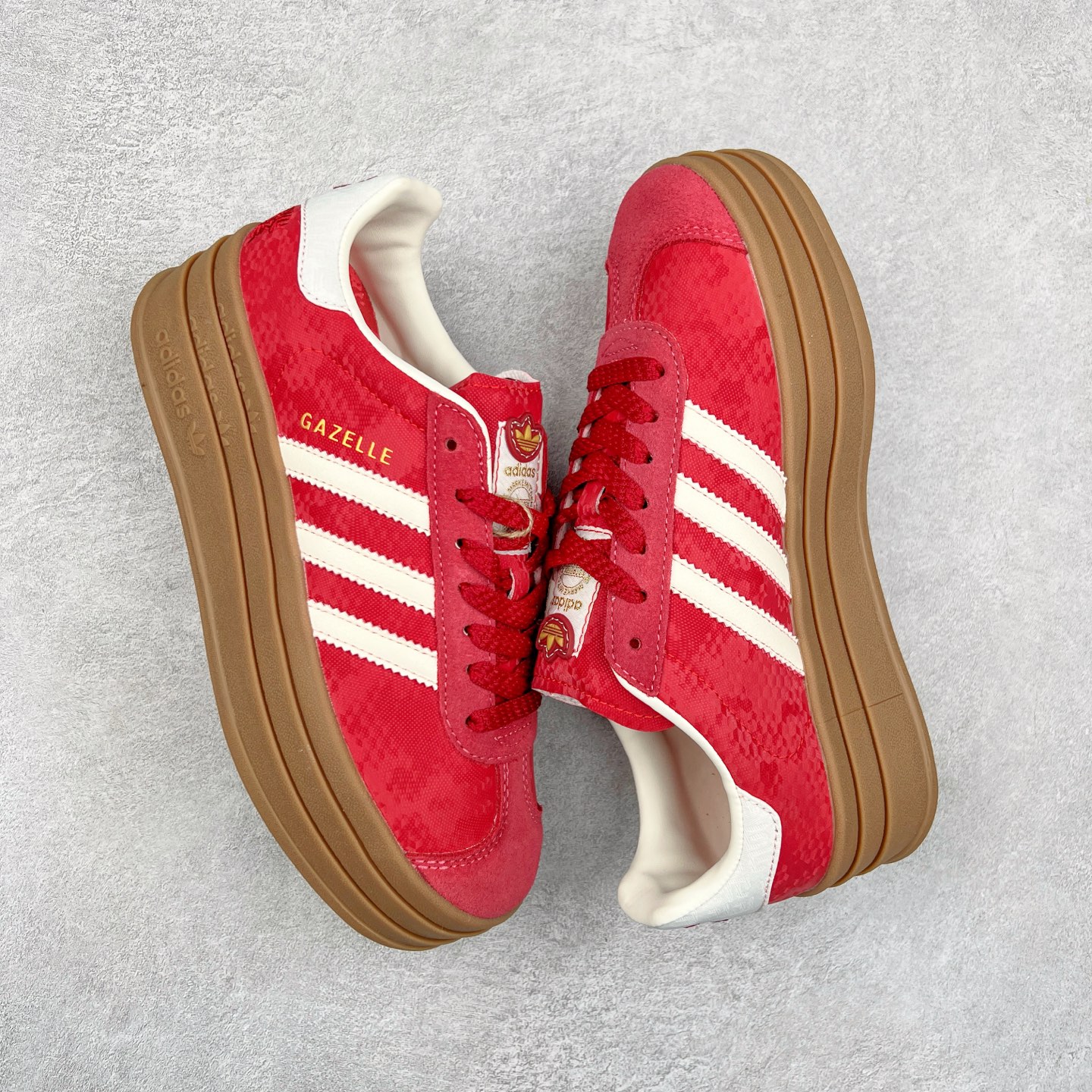 图片[3]-＃CS纯原 AD Originals Gazelle Bold W 羚羊松糕系列复古百搭厚底增高低帮休闲运动板鞋 JQ5977 新的一年就要换新的打扮啦！除了设定变美、健身、减肥等目标外，你已经可以利用鞋子来“偷偷改善身材比例”的愿望了！ 因为有一句话。身高不够。鞋子来凑~赶快入手以下各大运动品牌最新推出的“厚底增高运动鞋”吧。 是最好穿最百搭的长腿神器。 重点是……不仅价格不错～鞋子也不错啊！Originals的Gazelle Bold鞋款打造出「超厚底版本」！延续流线鞋型、经典麂皮材质、白色三条线和侧面烫金标志的复古外型，奶油白鞋底高度直接乘3，出门搭上它，保证一路步步高升。尺码：36 36⅔ 37⅓ 38 38⅔ 39⅓ 40-选品中心