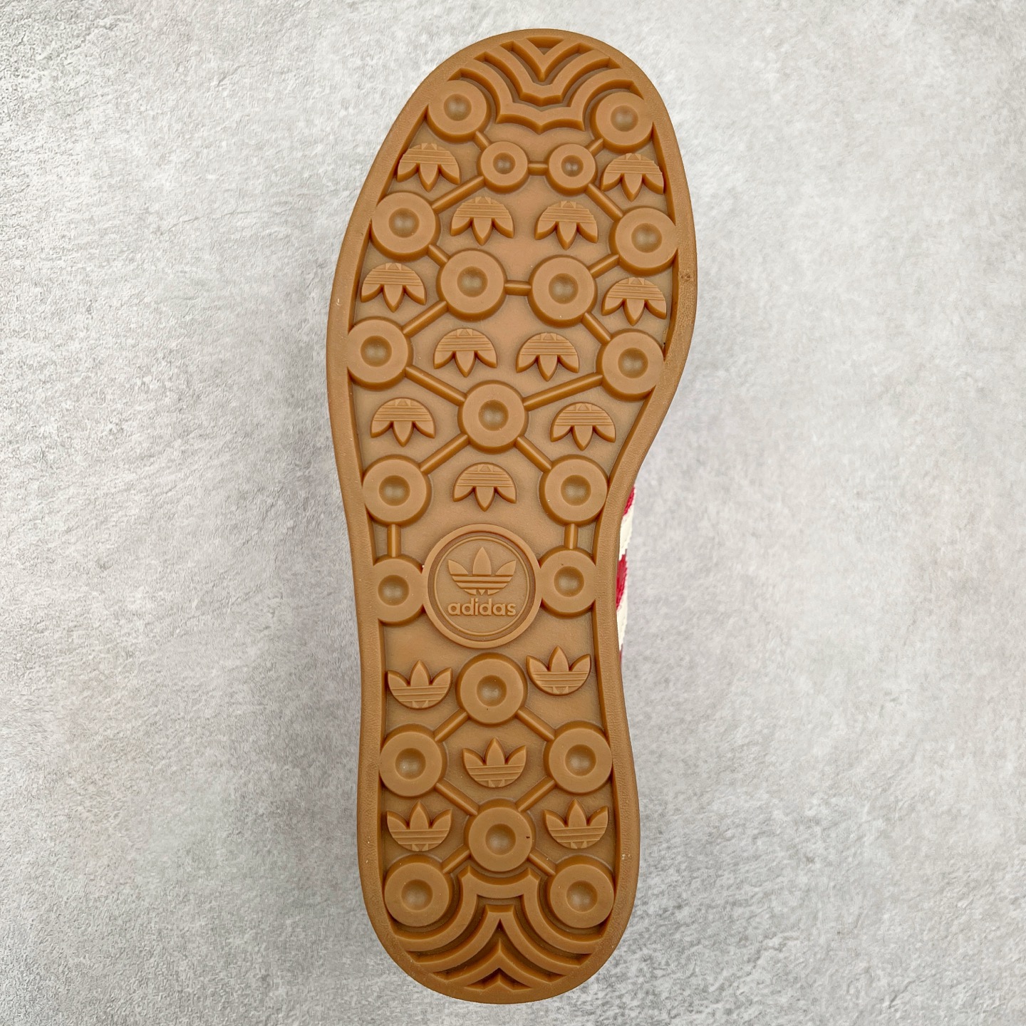 图片[9]-＃CS纯原 AD Originals Gazelle Bold W 羚羊松糕系列复古百搭厚底增高低帮休闲运动板鞋 JQ5977 新的一年就要换新的打扮啦！除了设定变美、健身、减肥等目标外，你已经可以利用鞋子来“偷偷改善身材比例”的愿望了！ 因为有一句话。身高不够。鞋子来凑~赶快入手以下各大运动品牌最新推出的“厚底增高运动鞋”吧。 是最好穿最百搭的长腿神器。 重点是……不仅价格不错～鞋子也不错啊！Originals的Gazelle Bold鞋款打造出「超厚底版本」！延续流线鞋型、经典麂皮材质、白色三条线和侧面烫金标志的复古外型，奶油白鞋底高度直接乘3，出门搭上它，保证一路步步高升。尺码：36 36⅔ 37⅓ 38 38⅔ 39⅓ 40-选品中心