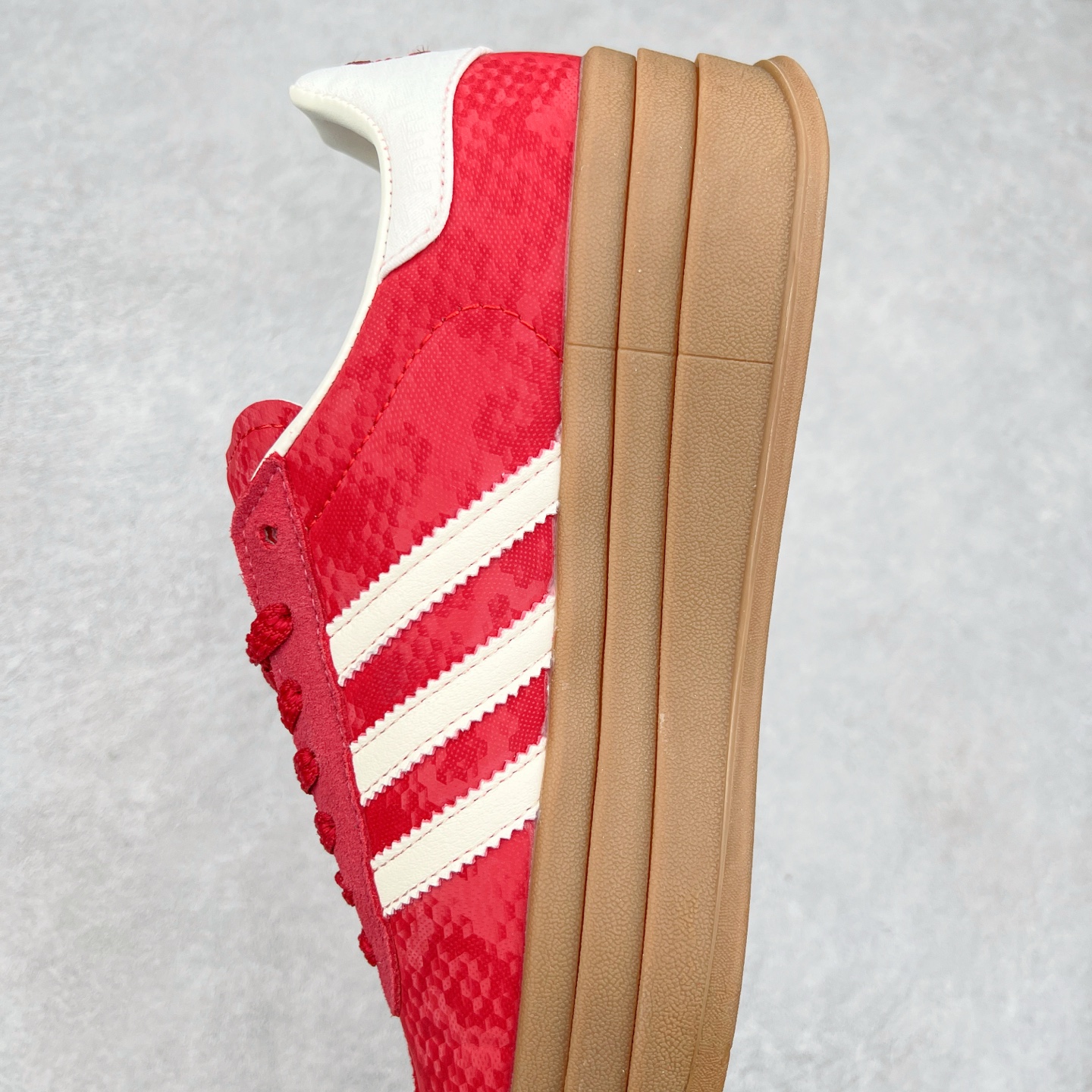 图片[7]-＃CS纯原 AD Originals Gazelle Bold W 羚羊松糕系列复古百搭厚底增高低帮休闲运动板鞋 JQ5977 新的一年就要换新的打扮啦！除了设定变美、健身、减肥等目标外，你已经可以利用鞋子来“偷偷改善身材比例”的愿望了！ 因为有一句话。身高不够。鞋子来凑~赶快入手以下各大运动品牌最新推出的“厚底增高运动鞋”吧。 是最好穿最百搭的长腿神器。 重点是……不仅价格不错～鞋子也不错啊！Originals的Gazelle Bold鞋款打造出「超厚底版本」！延续流线鞋型、经典麂皮材质、白色三条线和侧面烫金标志的复古外型，奶油白鞋底高度直接乘3，出门搭上它，保证一路步步高升。尺码：36 36⅔ 37⅓ 38 38⅔ 39⅓ 40-选品中心