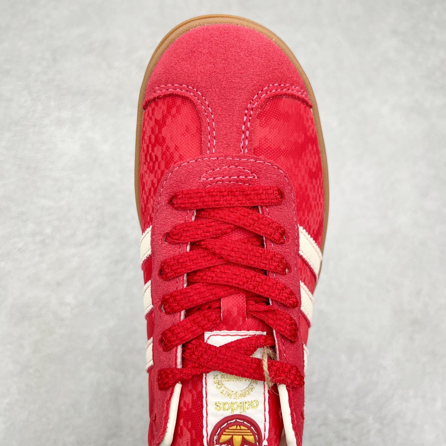 图片[4]-＃CS纯原 AD Originals Gazelle Bold W 羚羊松糕系列复古百搭厚底增高低帮休闲运动板鞋 JQ5977 新的一年就要换新的打扮啦！除了设定变美、健身、减肥等目标外，你已经可以利用鞋子来“偷偷改善身材比例”的愿望了！ 因为有一句话。身高不够。鞋子来凑~赶快入手以下各大运动品牌最新推出的“厚底增高运动鞋”吧。 是最好穿最百搭的长腿神器。 重点是……不仅价格不错～鞋子也不错啊！Originals的Gazelle Bold鞋款打造出「超厚底版本」！延续流线鞋型、经典麂皮材质、白色三条线和侧面烫金标志的复古外型，奶油白鞋底高度直接乘3，出门搭上它，保证一路步步高升。尺码：36 36⅔ 37⅓ 38 38⅔ 39⅓ 40-选品中心