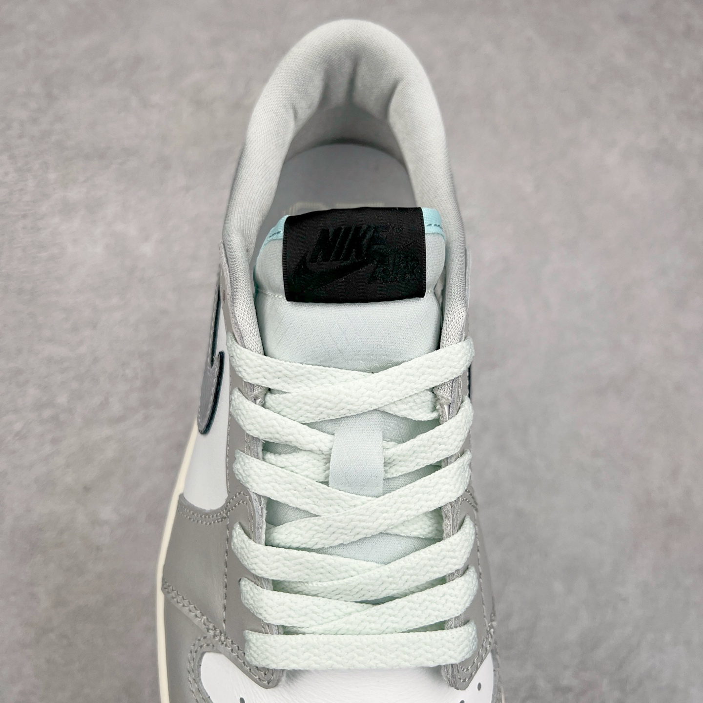 图片[5]-＃DT纯原 Air Jordan AJ1 Retro Low OG CNY蛇年限定 白灰渐变 HF3144-100 外贸特供 原楦原纸板开发 极致一眼正品既视感 原厂皮料 原厂拉帮工艺 全部采用原厂电脑车 针距 边距完全同步原鞋 特供皮料一致原鞋 鞋面清洁度最高QC检验标准 控制溢胶 飞翼3D高频深度立体 鞋盒、防尘纸 均采购来自原厂 尺码：36 36.5 37.5 38 38.5 39 40 40.5 41 42 42.5 43 44 44.5 45 46 47.5-选品中心