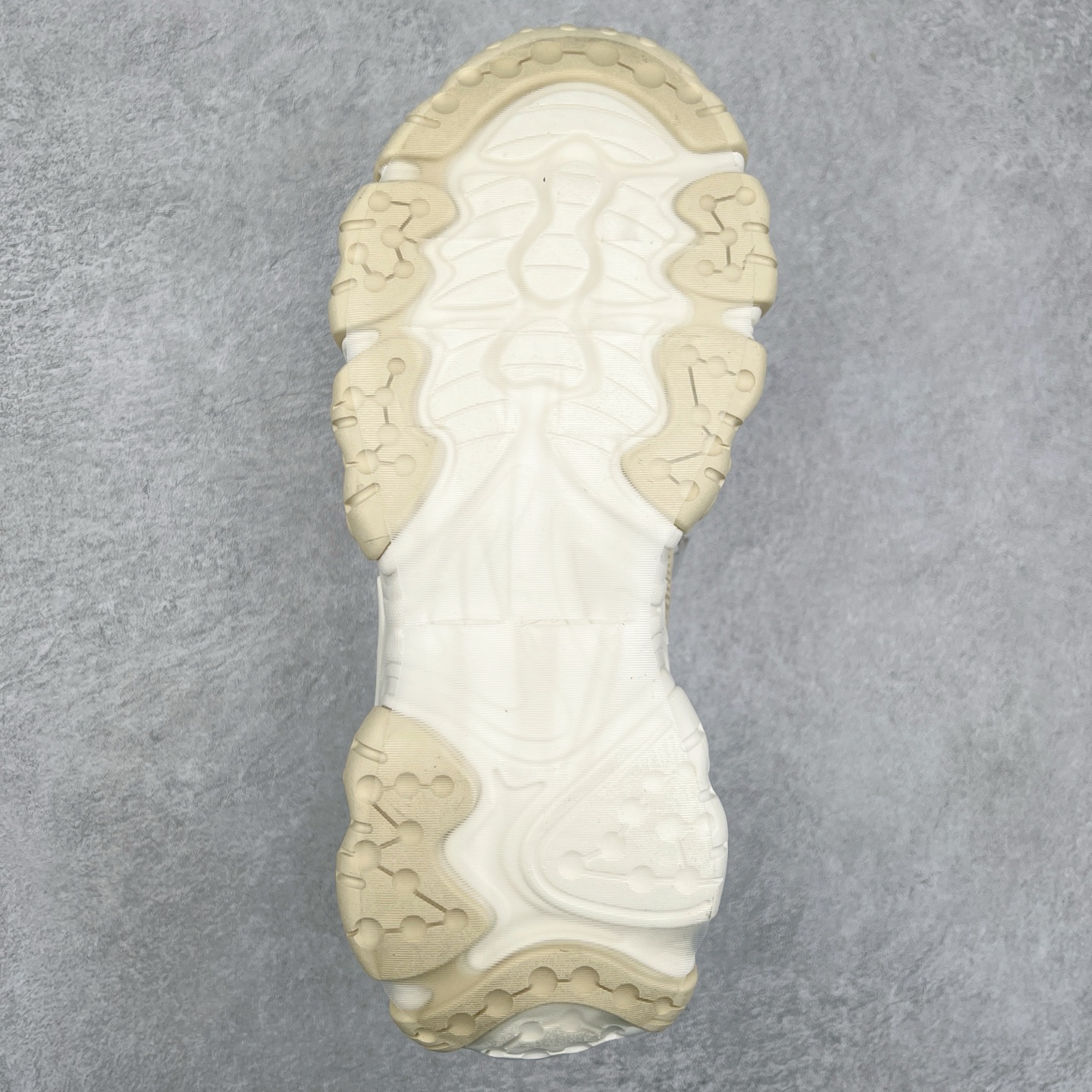 图片[9]-FILA Running Originale Sneakers 斐乐复古系列舒适百搭耐磨包裹性吸汗透气 低帮跑步鞋 FUSION 系列传承了 FILA 的百年基因，融入年轻运动及潮流文化，成为引领变革、创新突破的一代。以“1+N” 的跨界合作模式重现经典的同时创造经典。带来最出其不意的跨界合作惊喜。同时，FILAFUSION把FILA 的 DNA 融入到定制体验里，你可以随心制造厲于你的产品。FILA FUSION 的鞋家族涵盖了老爹鞋、跑步鞋、网球鞋、季节款。风格复古新潮，满足了时尚人士出行及各类运动的搭配需求，成为当下年轻人筷拥的鞋类品牌之一。FILA FUSION 走进年轻人的世界，通过年轻人运动，街舞，滑板，篮球，展现 FILA FUSION 的潮流态度和年轻文化。FILA FUSION 认为末来属于引领变革、创新突破的年轻一代，让我们一起构成 FILA 未来的蓝图吧！尺码：35.5 36 36.5 37.5 38 38.5 39 40 40.5 41 42 42.5 43 44 44.5 45 45.5-选品中心