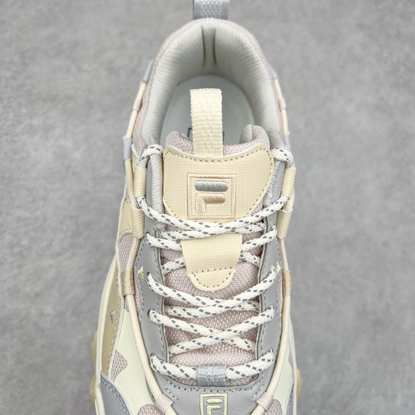 图片[5]-FILA Running Originale Sneakers 斐乐复古系列舒适百搭耐磨包裹性吸汗透气 低帮跑步鞋 FUSION 系列传承了 FILA 的百年基因，融入年轻运动及潮流文化，成为引领变革、创新突破的一代。以“1+N” 的跨界合作模式重现经典的同时创造经典。带来最出其不意的跨界合作惊喜。同时，FILAFUSION把FILA 的 DNA 融入到定制体验里，你可以随心制造厲于你的产品。FILA FUSION 的鞋家族涵盖了老爹鞋、跑步鞋、网球鞋、季节款。风格复古新潮，满足了时尚人士出行及各类运动的搭配需求，成为当下年轻人筷拥的鞋类品牌之一。FILA FUSION 走进年轻人的世界，通过年轻人运动，街舞，滑板，篮球，展现 FILA FUSION 的潮流态度和年轻文化。FILA FUSION 认为末来属于引领变革、创新突破的年轻一代，让我们一起构成 FILA 未来的蓝图吧！尺码：35.5 36 36.5 37.5 38 38.5 39 40 40.5 41 42 42.5 43 44 44.5 45 45.5-选品中心