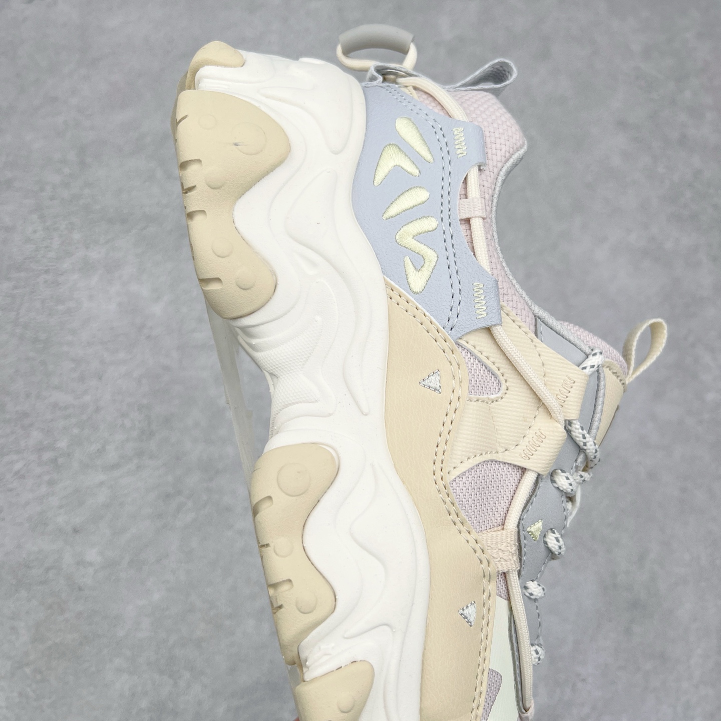 图片[6]-FILA Running Originale Sneakers 斐乐复古系列舒适百搭耐磨包裹性吸汗透气 低帮跑步鞋 FUSION 系列传承了 FILA 的百年基因，融入年轻运动及潮流文化，成为引领变革、创新突破的一代。以“1+N” 的跨界合作模式重现经典的同时创造经典。带来最出其不意的跨界合作惊喜。同时，FILAFUSION把FILA 的 DNA 融入到定制体验里，你可以随心制造厲于你的产品。FILA FUSION 的鞋家族涵盖了老爹鞋、跑步鞋、网球鞋、季节款。风格复古新潮，满足了时尚人士出行及各类运动的搭配需求，成为当下年轻人筷拥的鞋类品牌之一。FILA FUSION 走进年轻人的世界，通过年轻人运动，街舞，滑板，篮球，展现 FILA FUSION 的潮流态度和年轻文化。FILA FUSION 认为末来属于引领变革、创新突破的年轻一代，让我们一起构成 FILA 未来的蓝图吧！尺码：35.5 36 36.5 37.5 38 38.5 39 40 40.5 41 42 42.5 43 44 44.5 45 45.5-选品中心