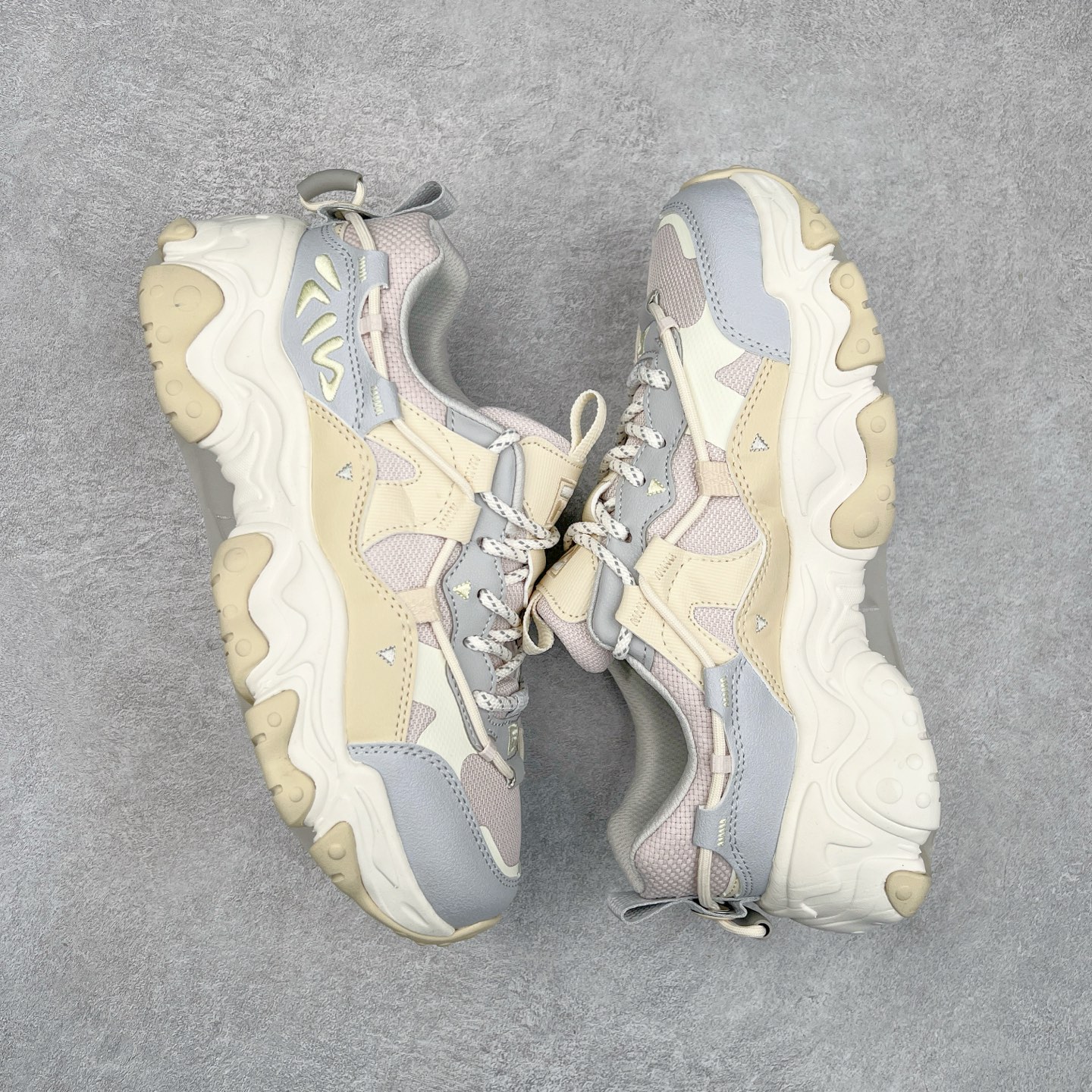 图片[3]-FILA Running Originale Sneakers 斐乐复古系列舒适百搭耐磨包裹性吸汗透气 低帮跑步鞋 FUSION 系列传承了 FILA 的百年基因，融入年轻运动及潮流文化，成为引领变革、创新突破的一代。以“1+N” 的跨界合作模式重现经典的同时创造经典。带来最出其不意的跨界合作惊喜。同时，FILAFUSION把FILA 的 DNA 融入到定制体验里，你可以随心制造厲于你的产品。FILA FUSION 的鞋家族涵盖了老爹鞋、跑步鞋、网球鞋、季节款。风格复古新潮，满足了时尚人士出行及各类运动的搭配需求，成为当下年轻人筷拥的鞋类品牌之一。FILA FUSION 走进年轻人的世界，通过年轻人运动，街舞，滑板，篮球，展现 FILA FUSION 的潮流态度和年轻文化。FILA FUSION 认为末来属于引领变革、创新突破的年轻一代，让我们一起构成 FILA 未来的蓝图吧！尺码：35.5 36 36.5 37.5 38 38.5 39 40 40.5 41 42 42.5 43 44 44.5 45 45.5-选品中心