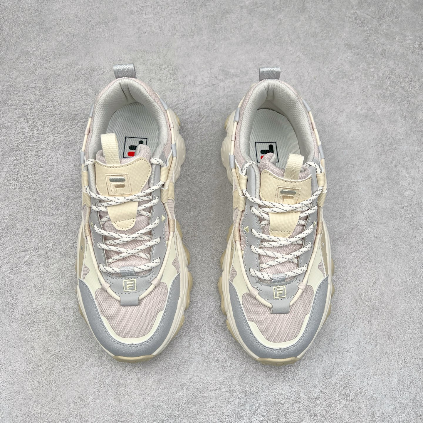 图片[2]-FILA Running Originale Sneakers 斐乐复古系列舒适百搭耐磨包裹性吸汗透气 低帮跑步鞋 FUSION 系列传承了 FILA 的百年基因，融入年轻运动及潮流文化，成为引领变革、创新突破的一代。以“1+N” 的跨界合作模式重现经典的同时创造经典。带来最出其不意的跨界合作惊喜。同时，FILAFUSION把FILA 的 DNA 融入到定制体验里，你可以随心制造厲于你的产品。FILA FUSION 的鞋家族涵盖了老爹鞋、跑步鞋、网球鞋、季节款。风格复古新潮，满足了时尚人士出行及各类运动的搭配需求，成为当下年轻人筷拥的鞋类品牌之一。FILA FUSION 走进年轻人的世界，通过年轻人运动，街舞，滑板，篮球，展现 FILA FUSION 的潮流态度和年轻文化。FILA FUSION 认为末来属于引领变革、创新突破的年轻一代，让我们一起构成 FILA 未来的蓝图吧！尺码：35.5 36 36.5 37.5 38 38.5 39 40 40.5 41 42 42.5 43 44 44.5 45 45.5-选品中心