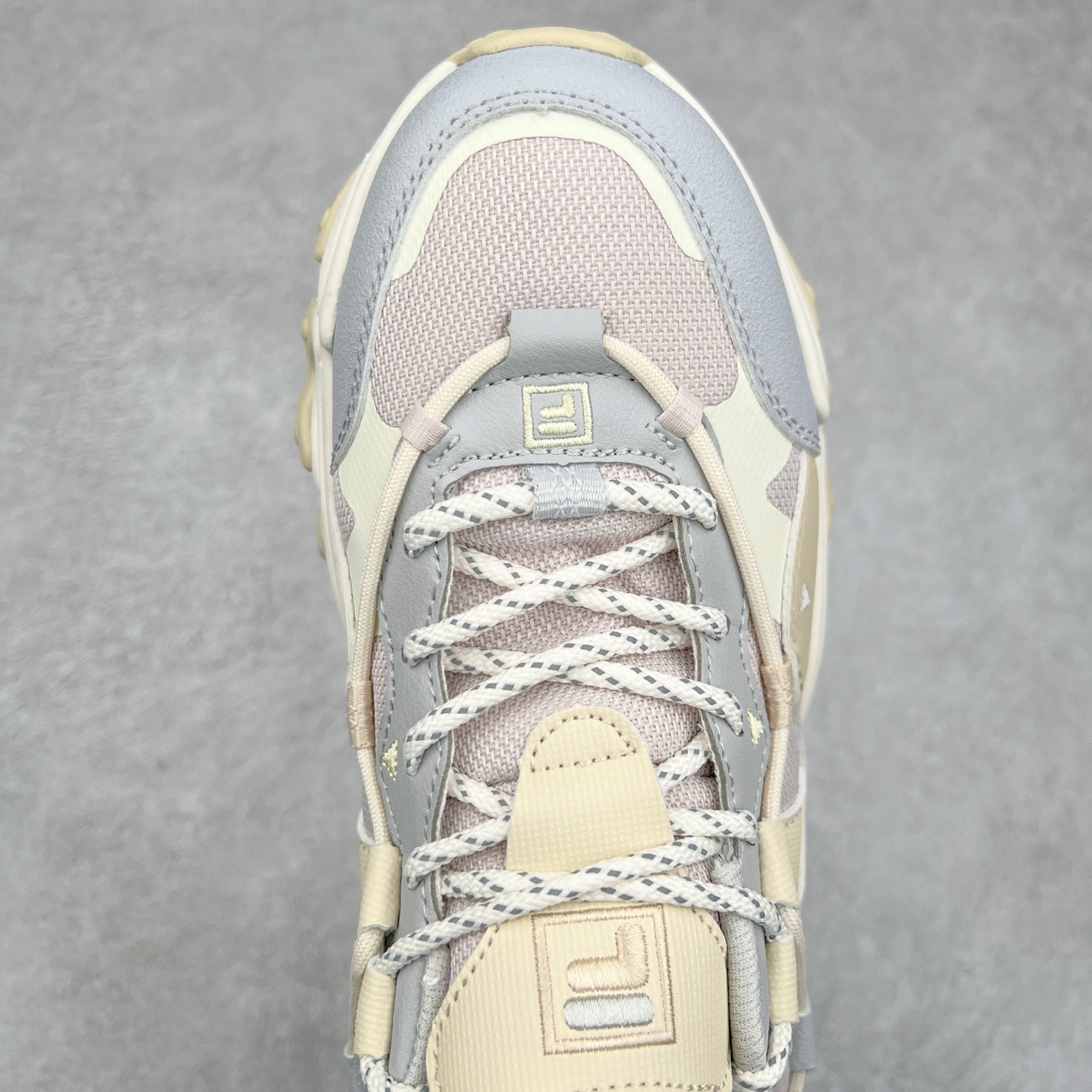 图片[4]-FILA Running Originale Sneakers 斐乐复古系列舒适百搭耐磨包裹性吸汗透气 低帮跑步鞋 FUSION 系列传承了 FILA 的百年基因，融入年轻运动及潮流文化，成为引领变革、创新突破的一代。以“1+N” 的跨界合作模式重现经典的同时创造经典。带来最出其不意的跨界合作惊喜。同时，FILAFUSION把FILA 的 DNA 融入到定制体验里，你可以随心制造厲于你的产品。FILA FUSION 的鞋家族涵盖了老爹鞋、跑步鞋、网球鞋、季节款。风格复古新潮，满足了时尚人士出行及各类运动的搭配需求，成为当下年轻人筷拥的鞋类品牌之一。FILA FUSION 走进年轻人的世界，通过年轻人运动，街舞，滑板，篮球，展现 FILA FUSION 的潮流态度和年轻文化。FILA FUSION 认为末来属于引领变革、创新突破的年轻一代，让我们一起构成 FILA 未来的蓝图吧！尺码：35.5 36 36.5 37.5 38 38.5 39 40 40.5 41 42 42.5 43 44 44.5 45 45.5-选品中心