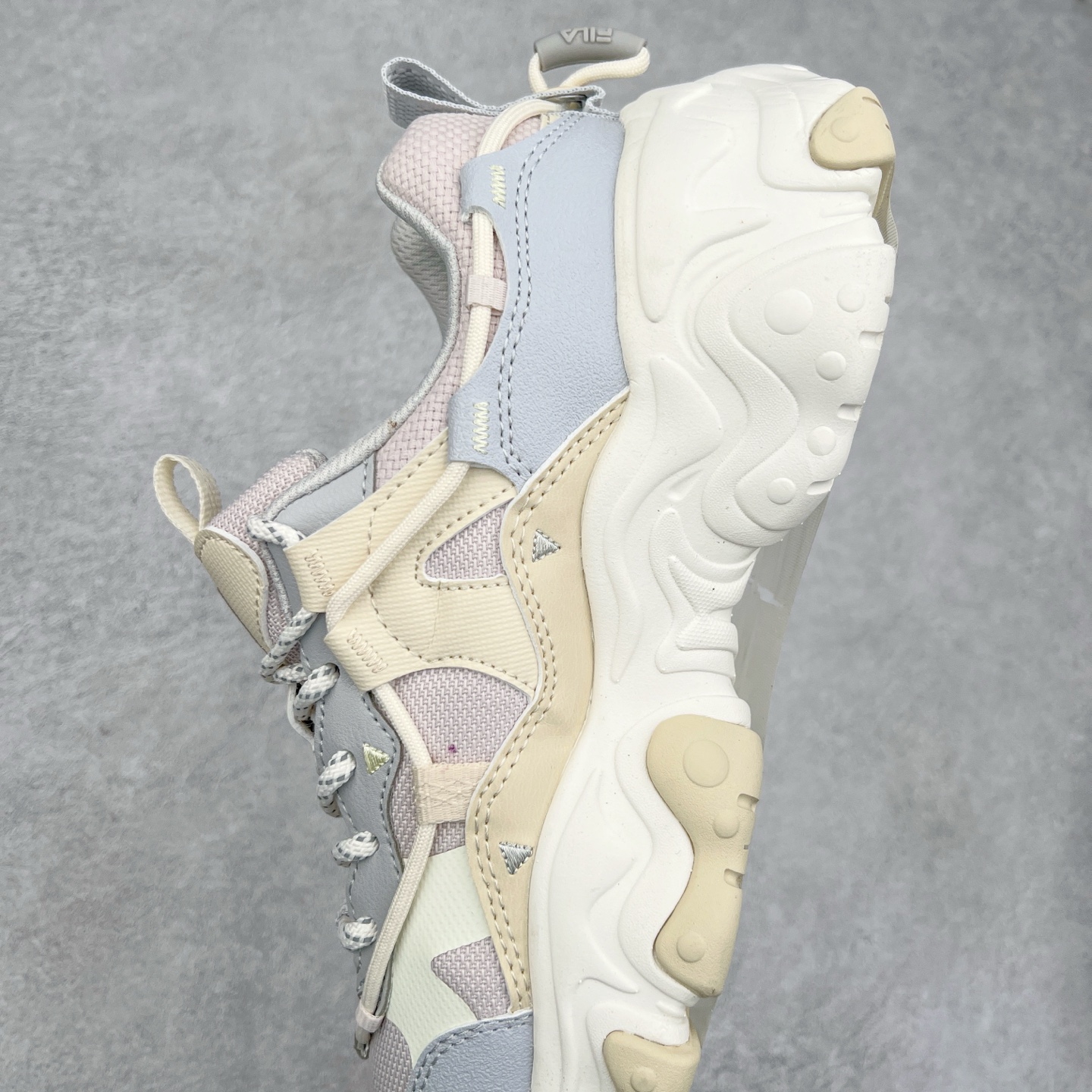 图片[7]-FILA Running Originale Sneakers 斐乐复古系列舒适百搭耐磨包裹性吸汗透气 低帮跑步鞋 FUSION 系列传承了 FILA 的百年基因，融入年轻运动及潮流文化，成为引领变革、创新突破的一代。以“1+N” 的跨界合作模式重现经典的同时创造经典。带来最出其不意的跨界合作惊喜。同时，FILAFUSION把FILA 的 DNA 融入到定制体验里，你可以随心制造厲于你的产品。FILA FUSION 的鞋家族涵盖了老爹鞋、跑步鞋、网球鞋、季节款。风格复古新潮，满足了时尚人士出行及各类运动的搭配需求，成为当下年轻人筷拥的鞋类品牌之一。FILA FUSION 走进年轻人的世界，通过年轻人运动，街舞，滑板，篮球，展现 FILA FUSION 的潮流态度和年轻文化。FILA FUSION 认为末来属于引领变革、创新突破的年轻一代，让我们一起构成 FILA 未来的蓝图吧！尺码：35.5 36 36.5 37.5 38 38.5 39 40 40.5 41 42 42.5 43 44 44.5 45 45.5-选品中心